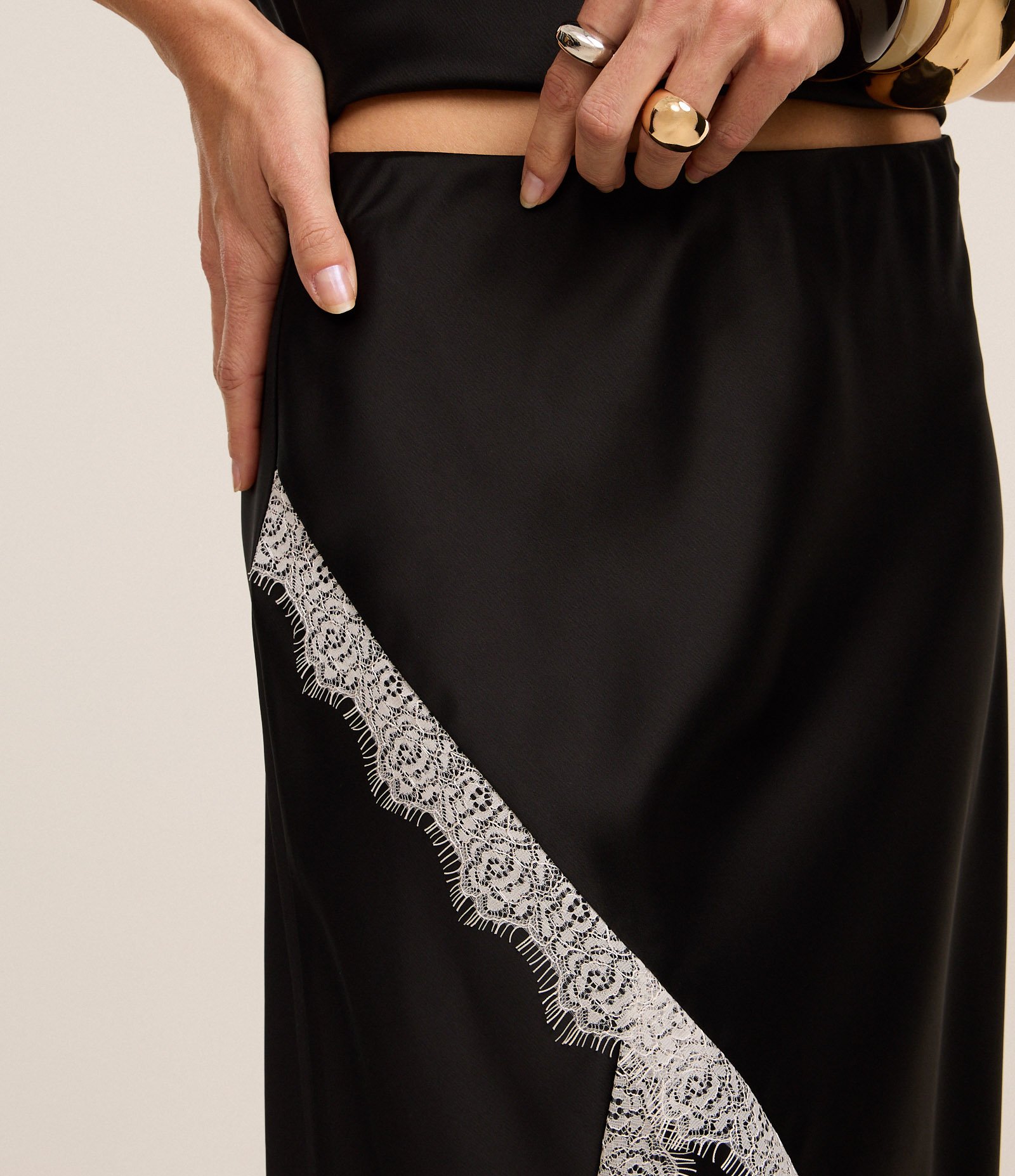 Saia Long Midi em Cetim com Detalhes em Renda Preto 3