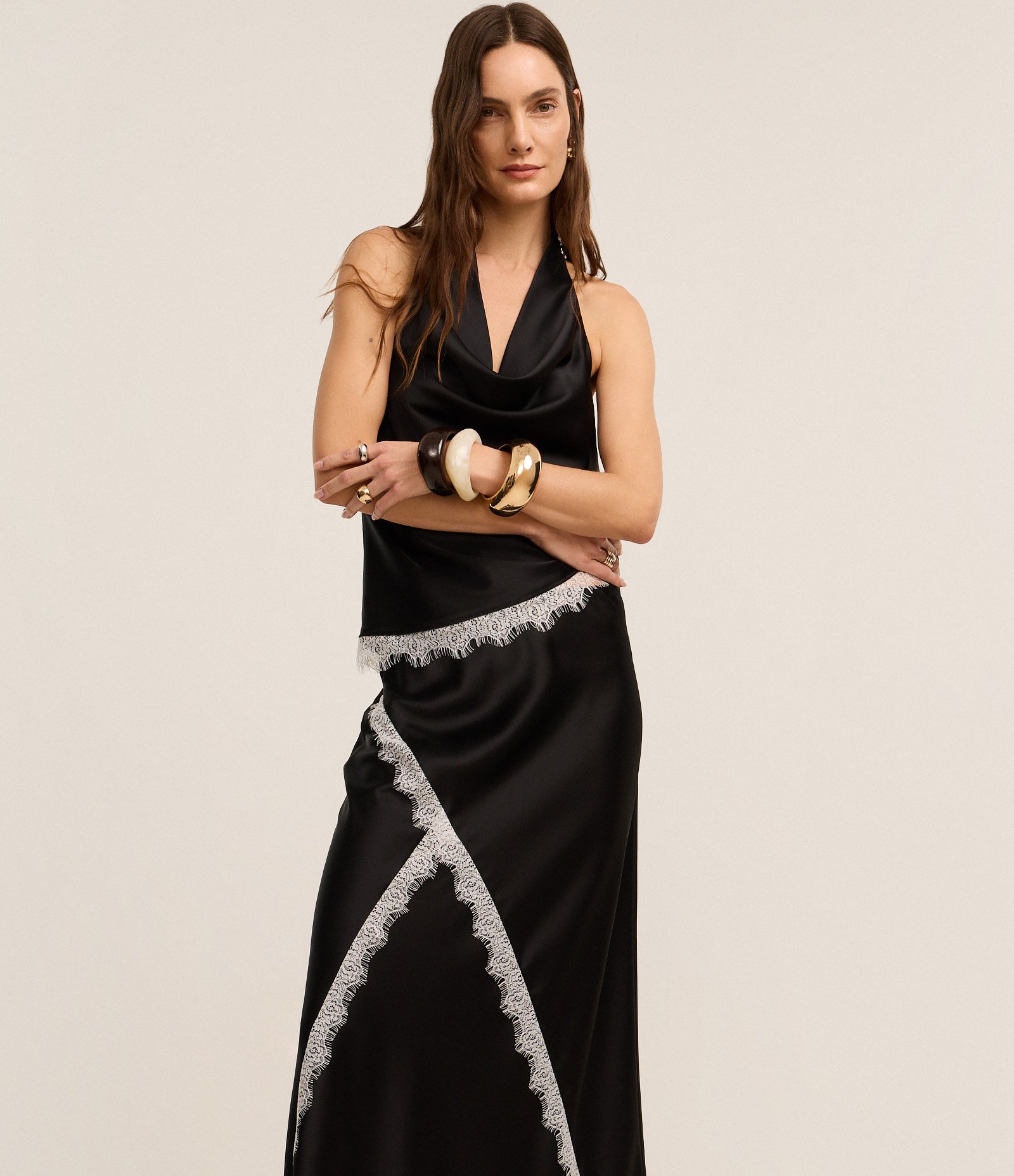 Saia Long Midi em Cetim com Detalhes em Renda Preto 4