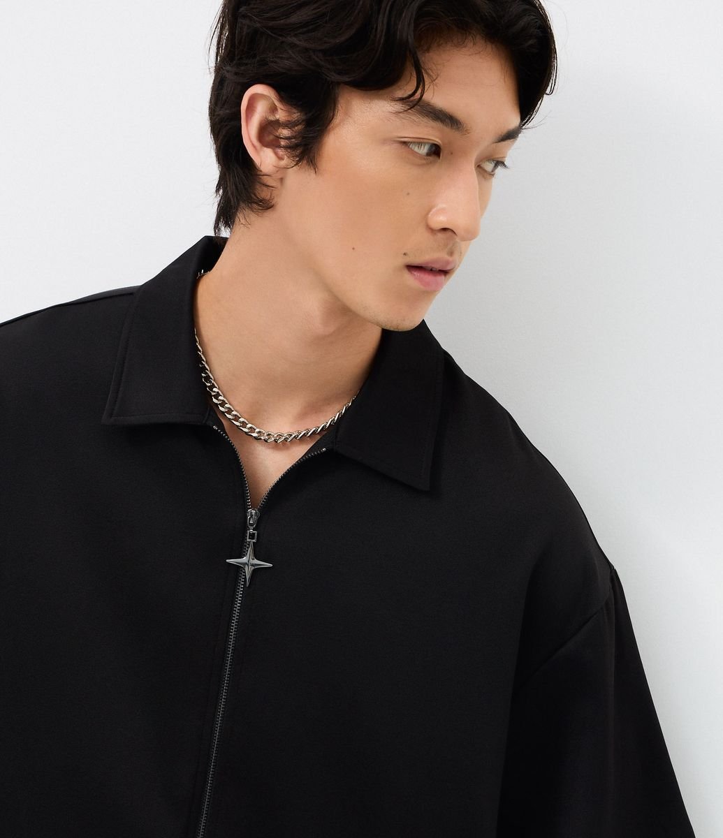 Camisa Manga Curta Lisa com Zíper de Cruz Preto