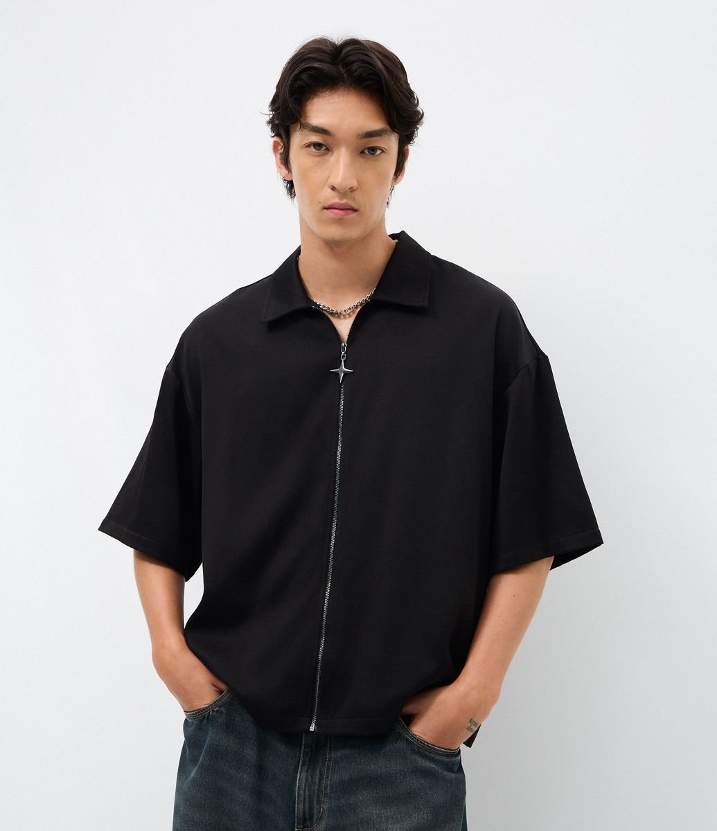 Camisa Manga Curta Lisa com Zíper de Cruz Preto