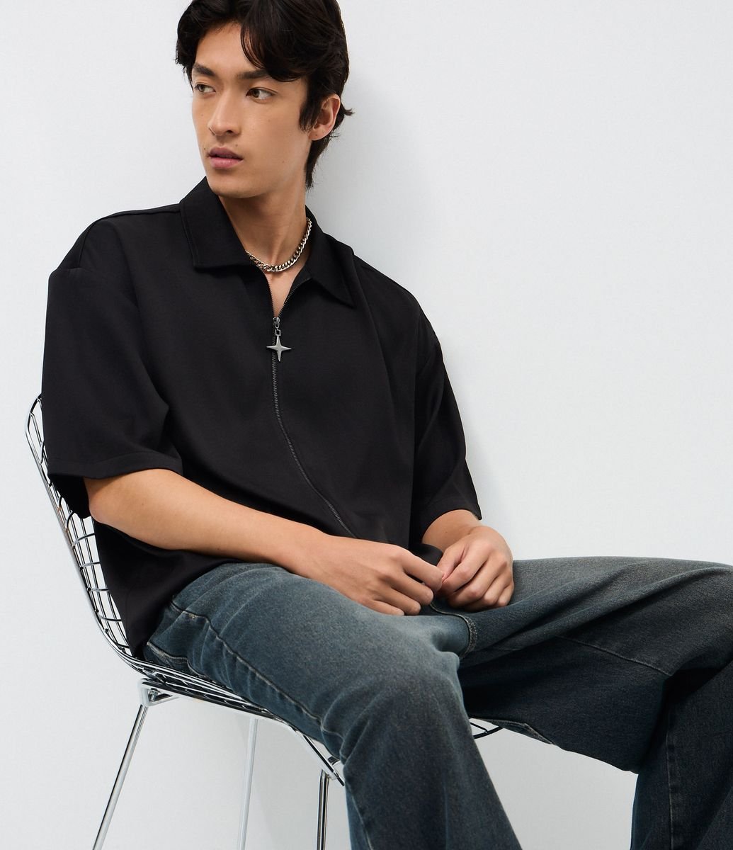 Camisa Manga Curta Lisa com Zíper de Cruz Preto