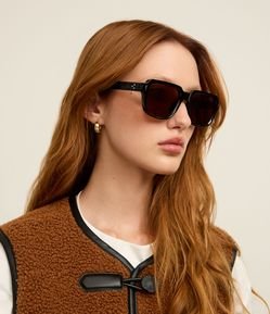 Óculos de Sol Quadrado com Lente Marrom e Hastes Lisas