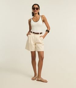 Bermuda em Sarja com Pregas e Costura Contrastante