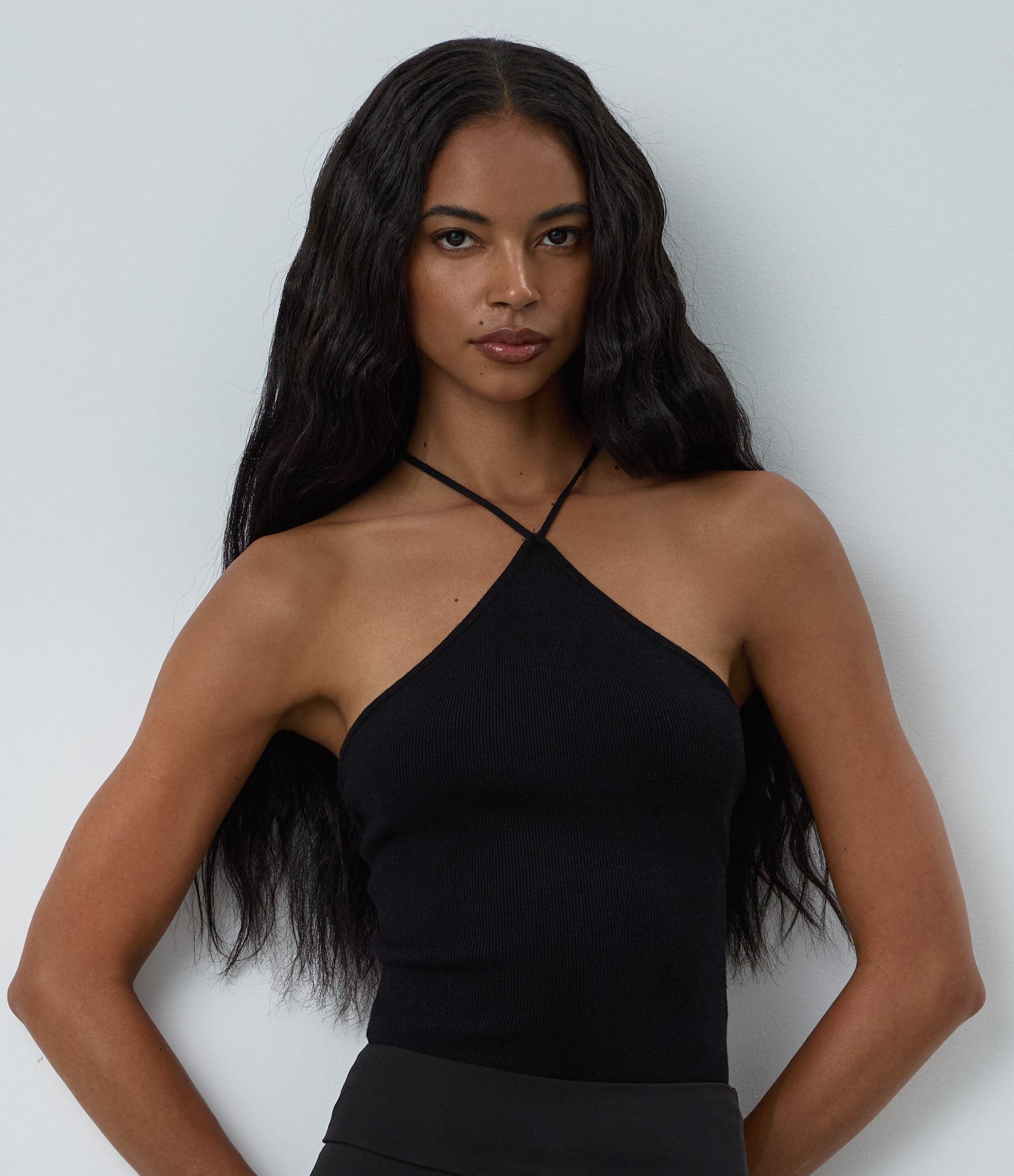 Blusa Alça fina com Decote Halter e Renda nas Costas Preto 2