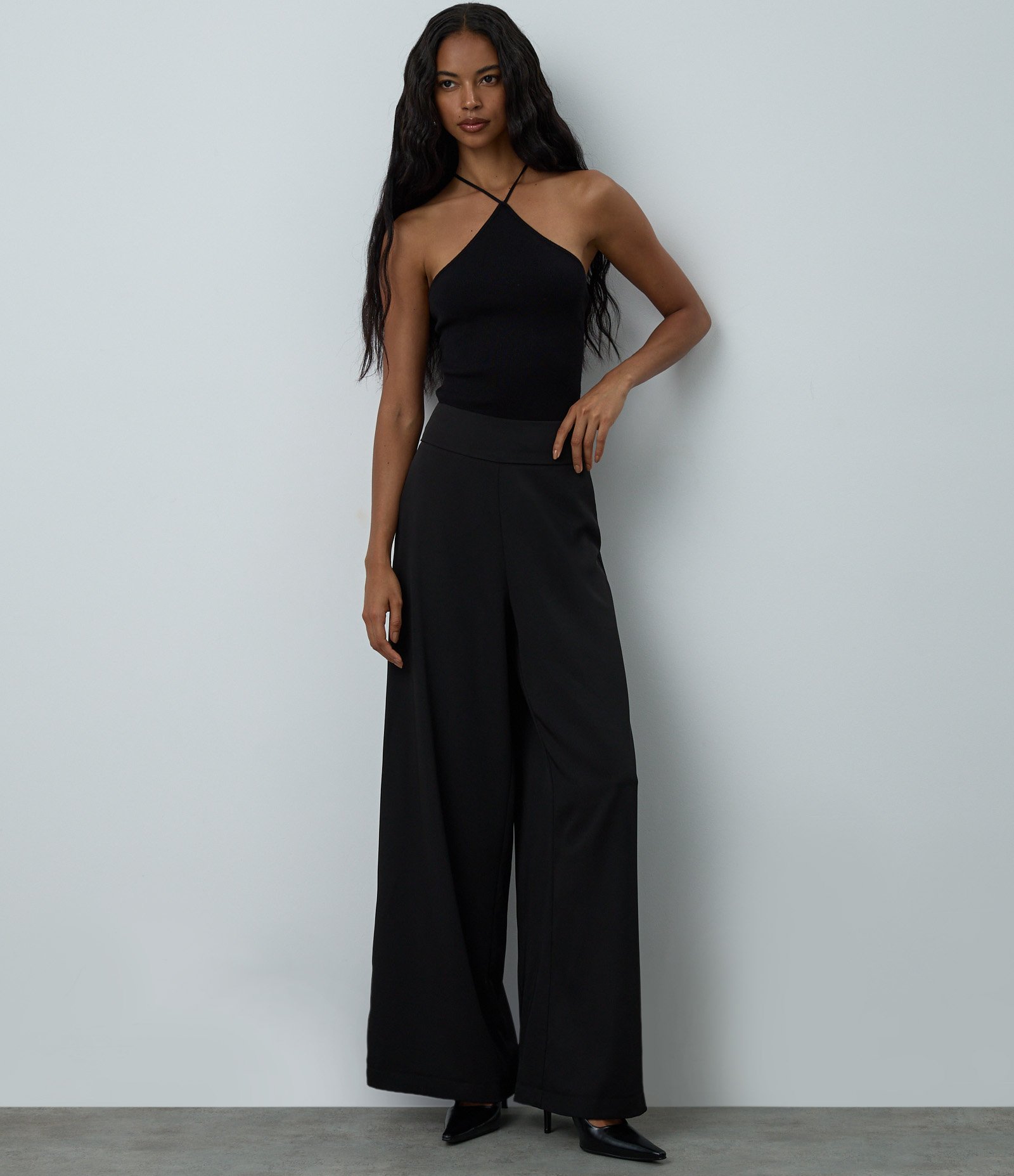 Blusa Alça fina com Decote Halter e Renda nas Costas Preto 3