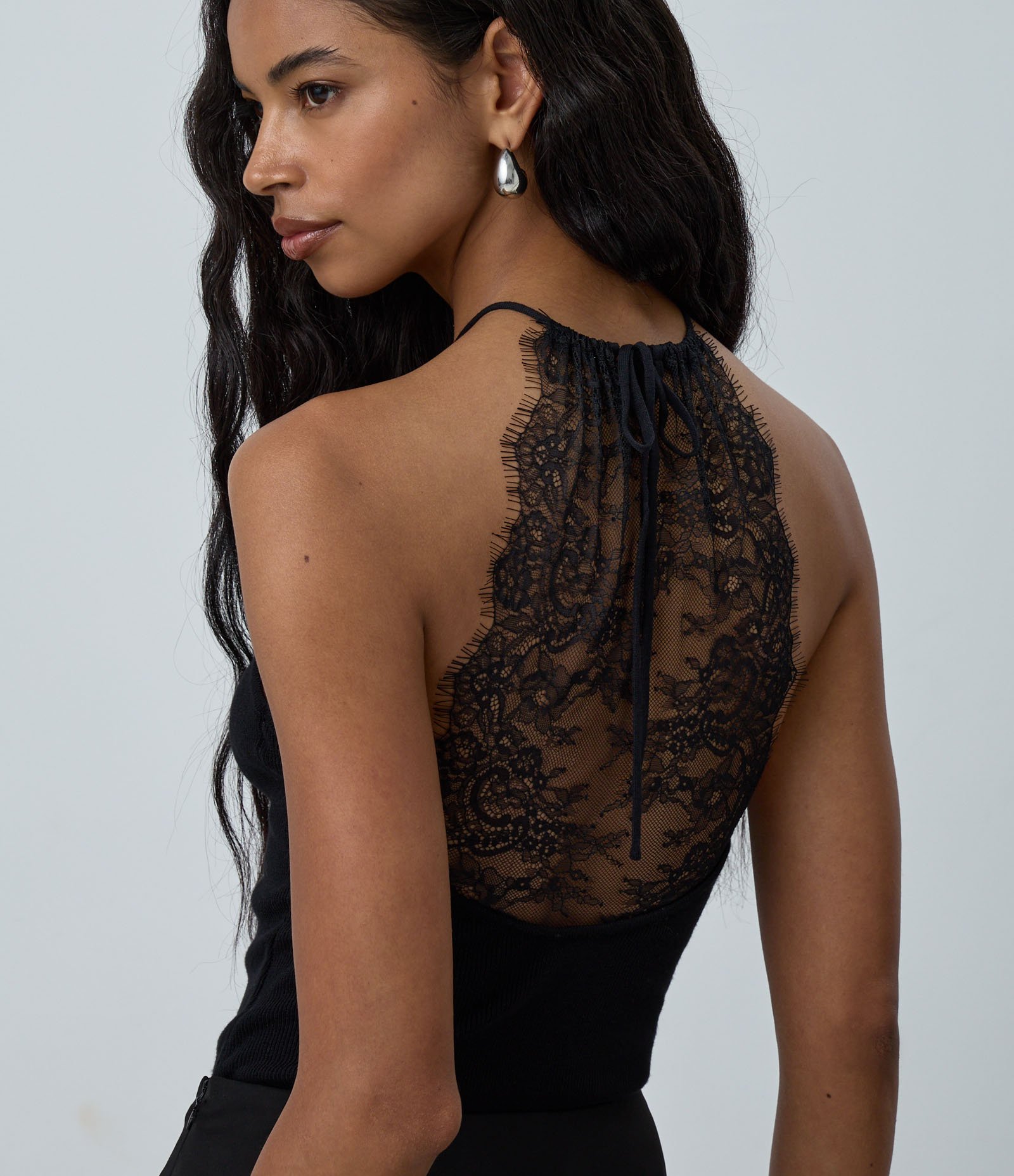 Blusa Alça fina com Decote Halter e Renda nas Costas Preto 1