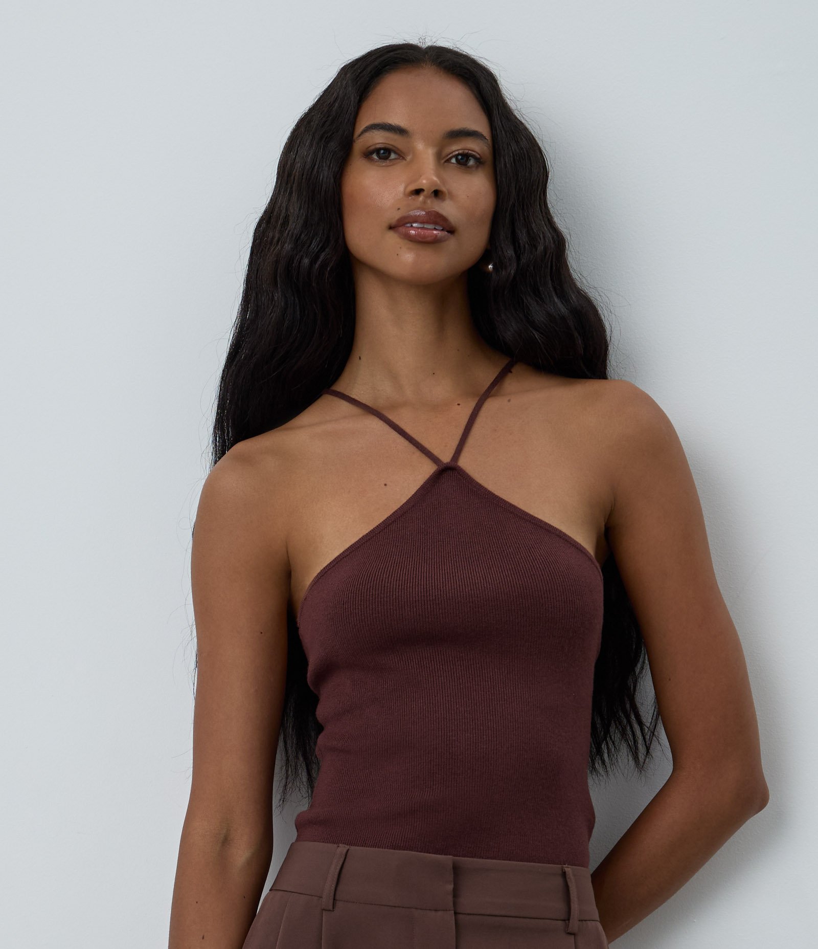 Blusa Alça fina com Decote Halter e Renda nas Costas Marrom 2