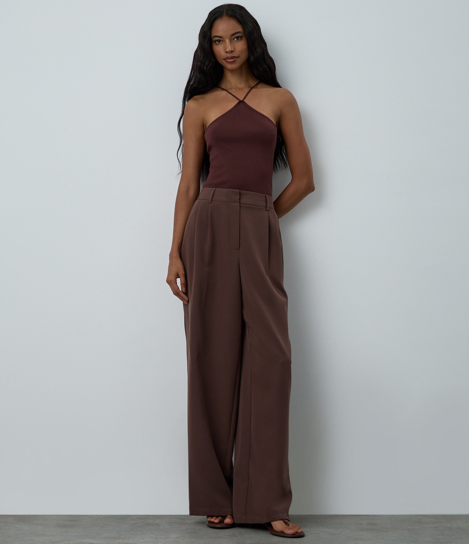 Blusa Alça fina com Decote Halter e Renda nas Costas Marrom 3