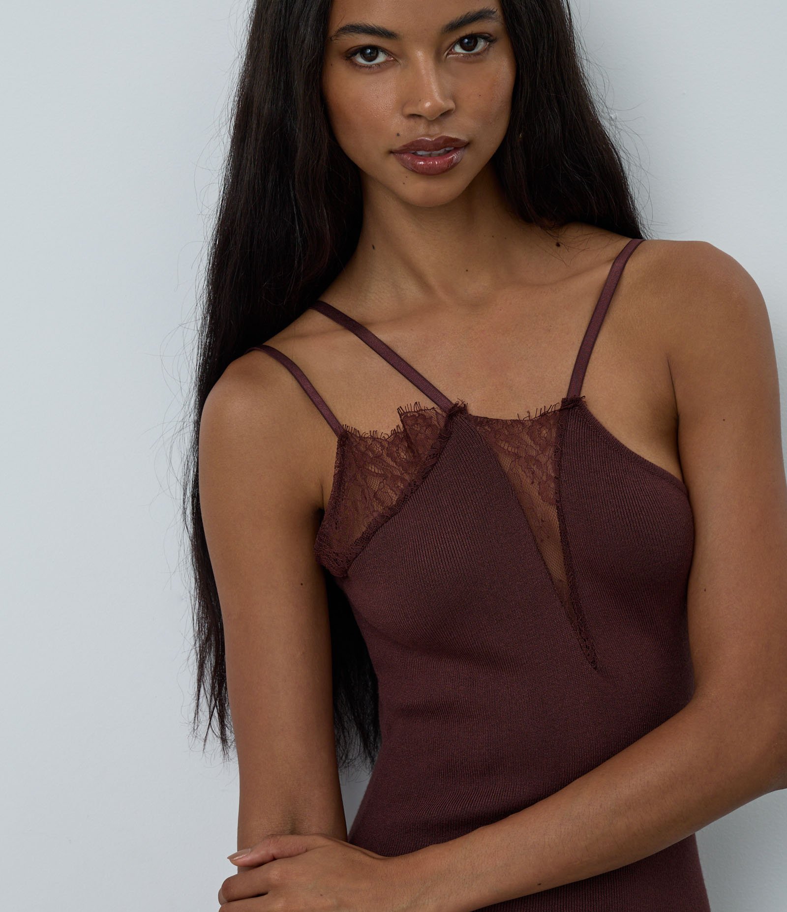 Vestido Midi com Decote Assimétrico e Detalhe em Renda Marrom 2