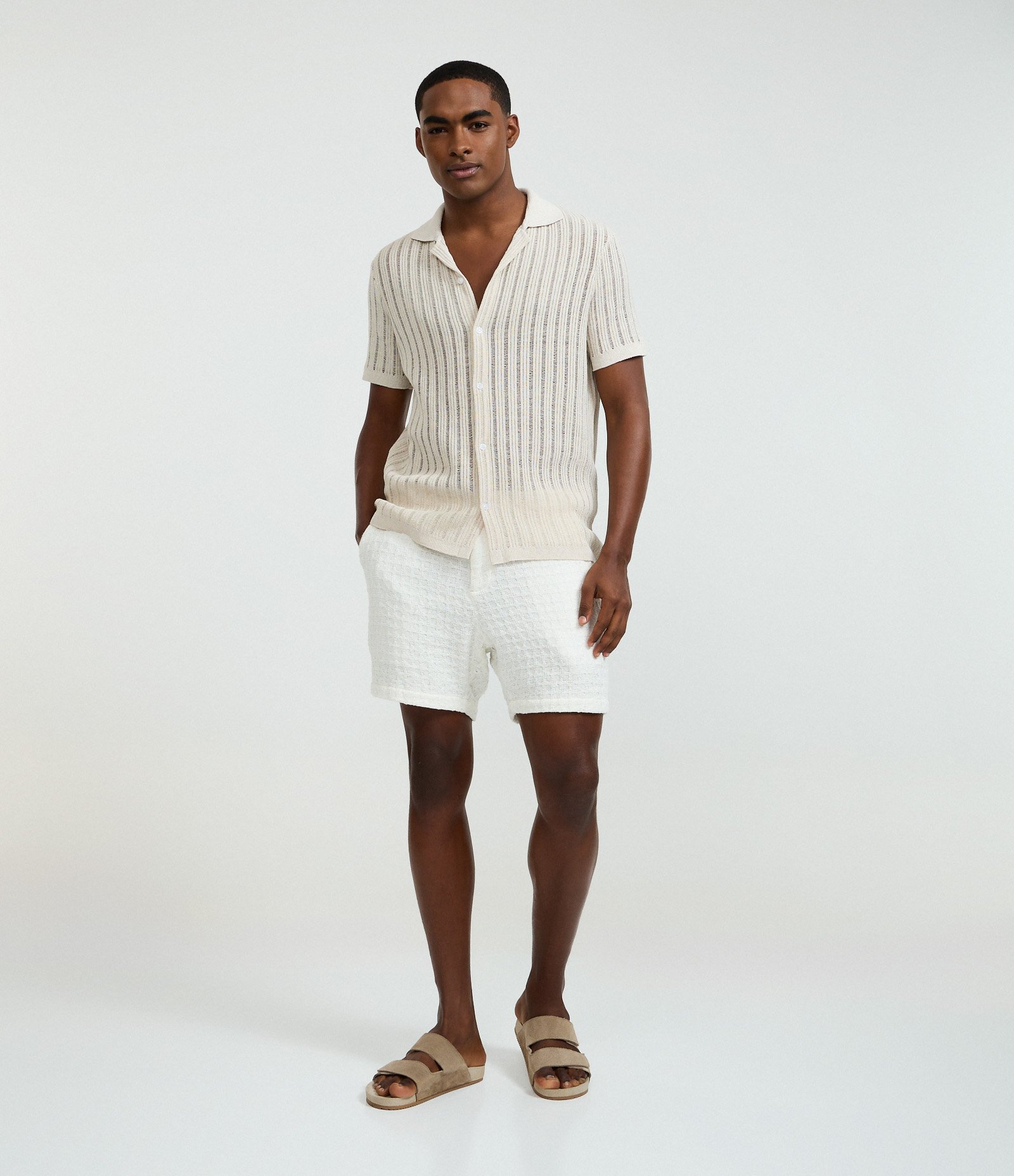 Camisa Regular com Textura Retilínea Bege 2