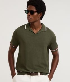 Camisa Polo Comfort com Gola V e Detalhes Contrastantes