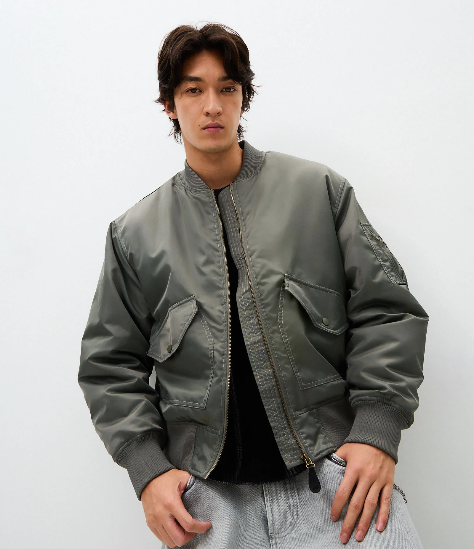 Jaqueta Bomber Lisa com Bolsos Frontais Cinza