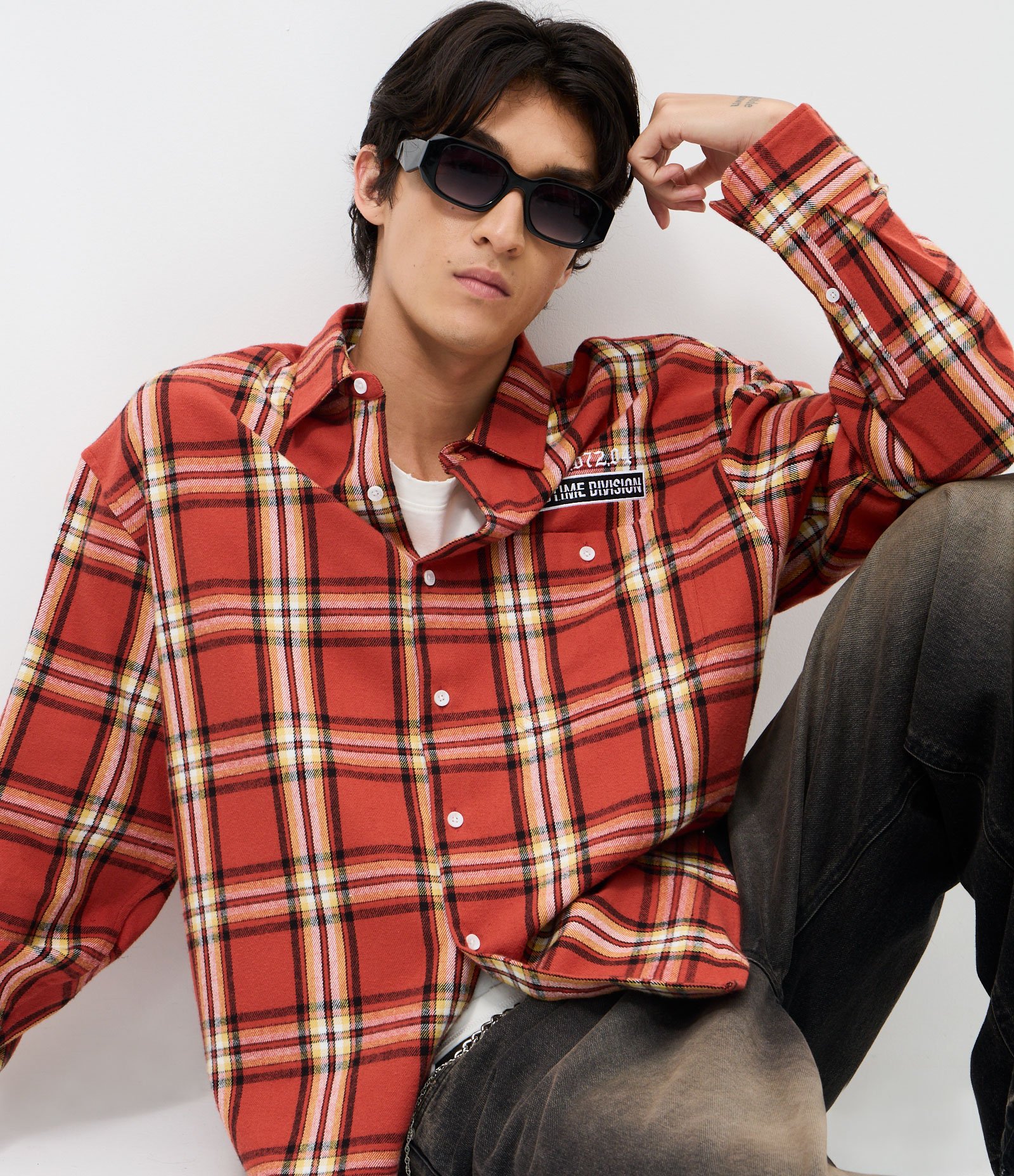 Camisa Oversized Manga Longa em Flanela Xadrez com Lettering Bordado Vermelho 1
