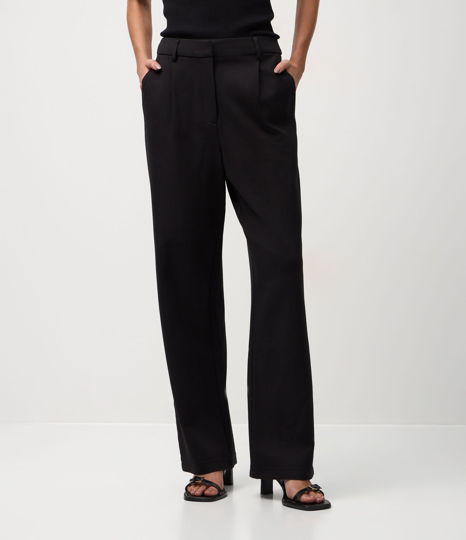 Calça Reta em Ponto Roma com Pregas Preto 3