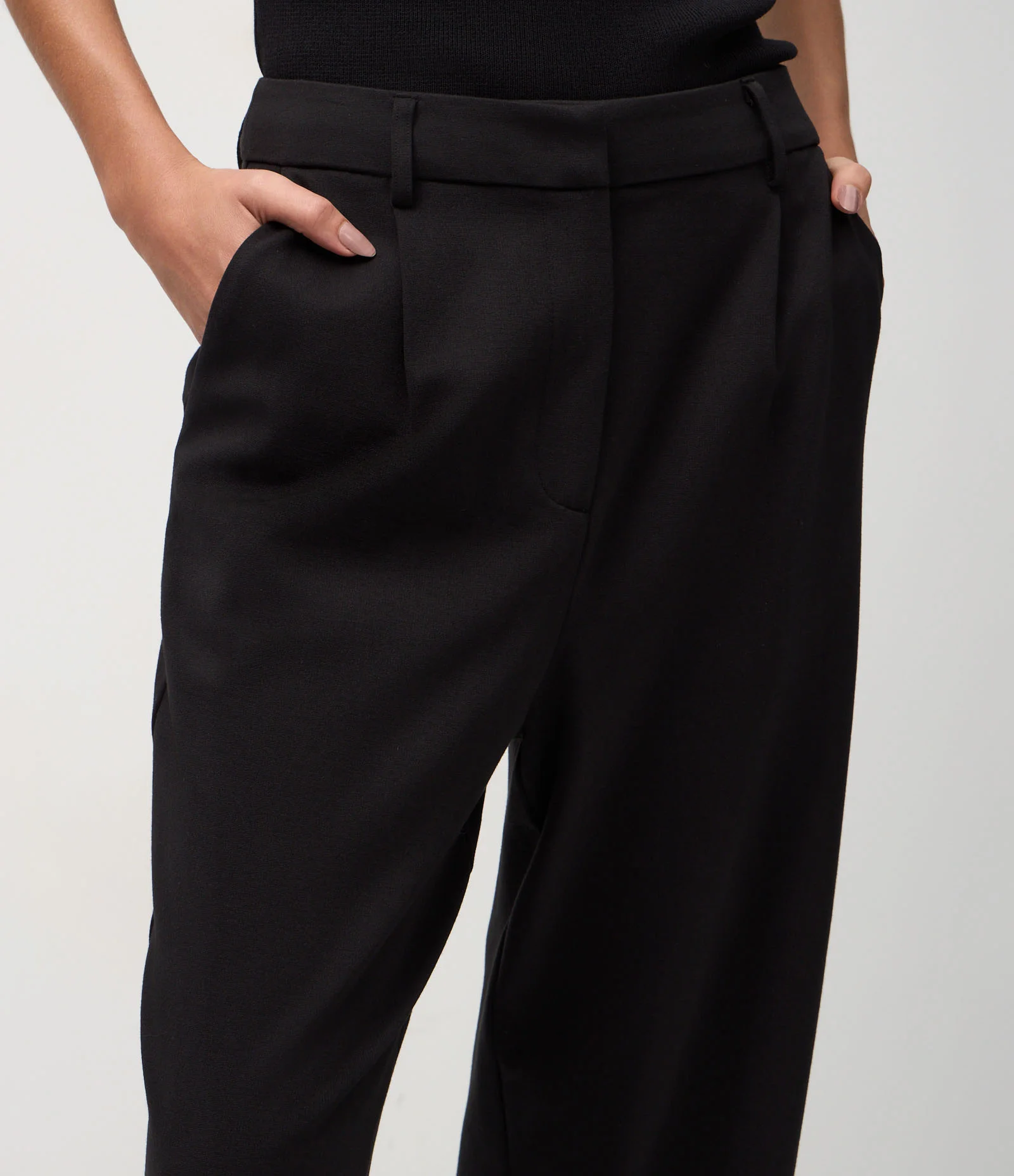 Calça Reta em Ponto Roma com Pregas Preto 4