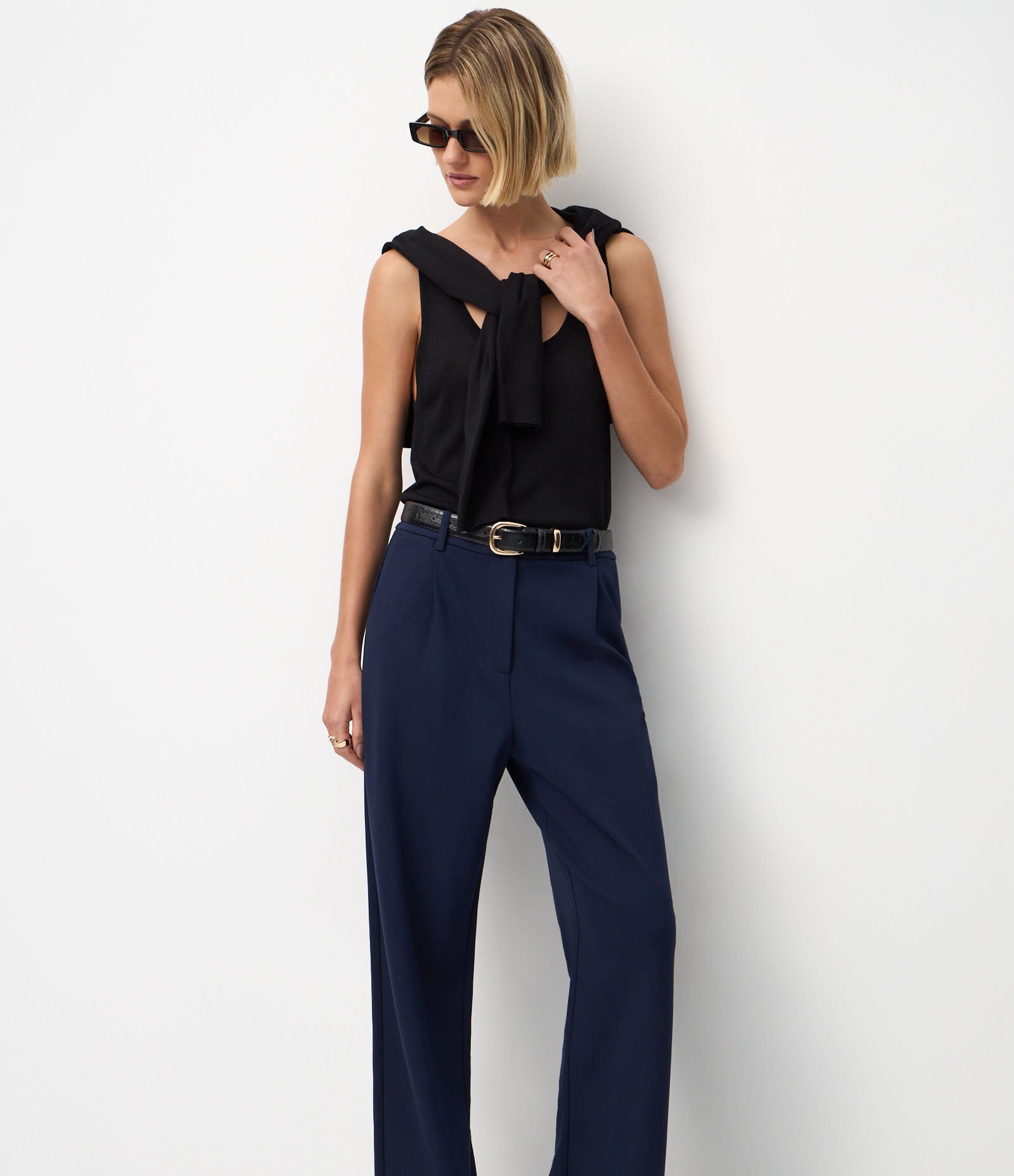 Calça Reta em Ponto Roma com Pregas Azul Escuro 2