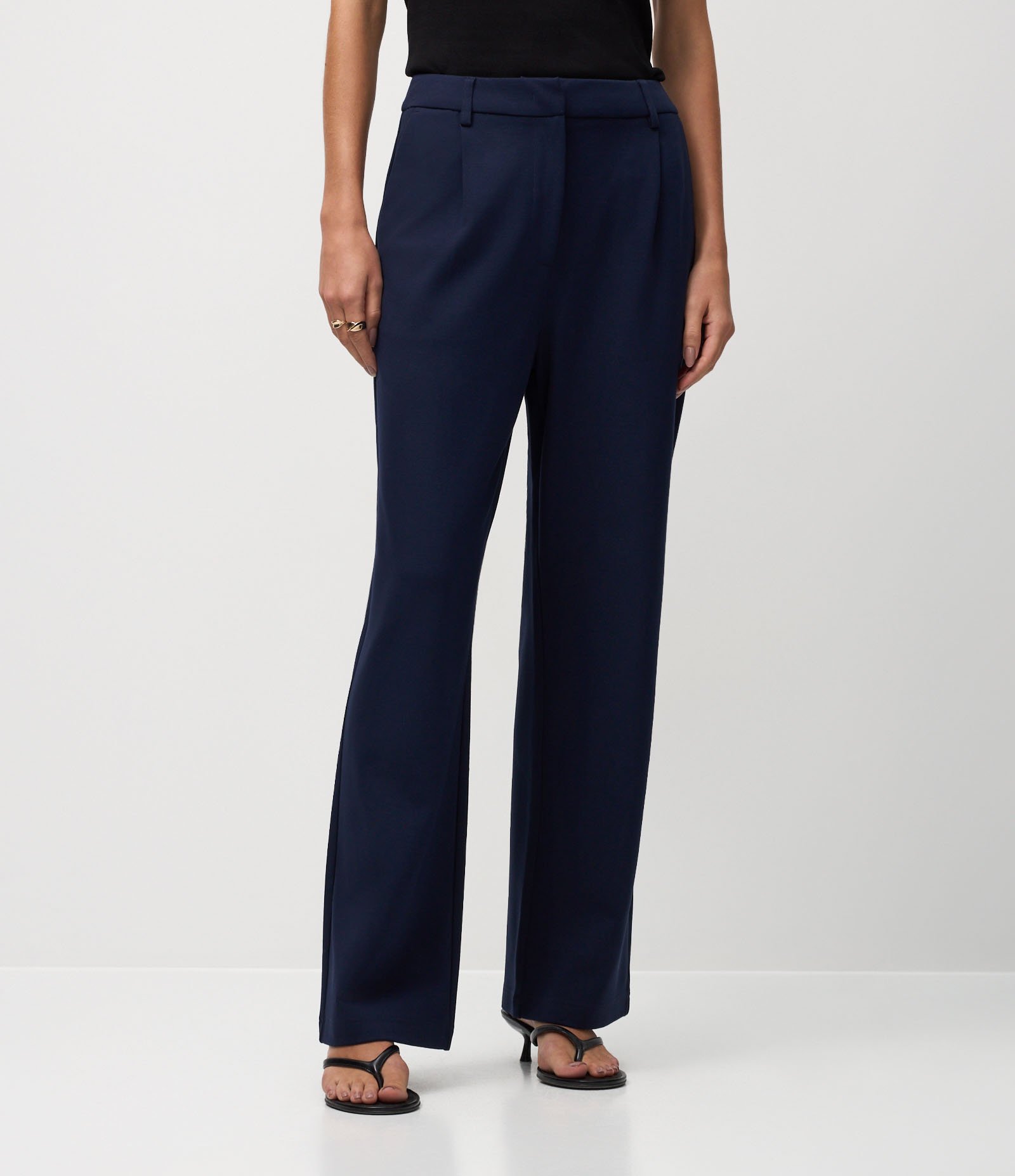 Calça Reta em Ponto Roma com Pregas Azul Escuro 3