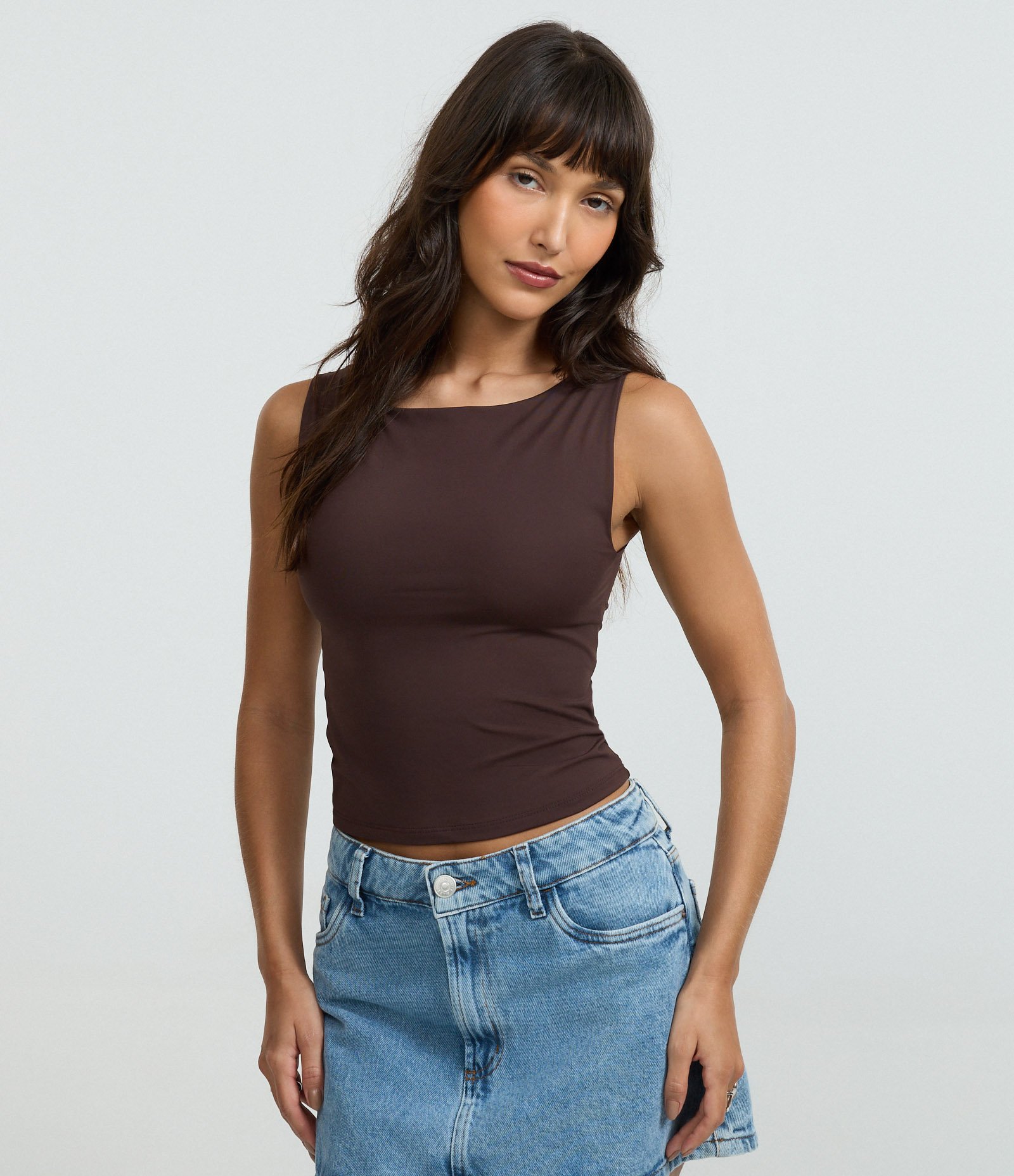 Blusa Sem Manga em Microfibra com Decote Canoa Marrom 1