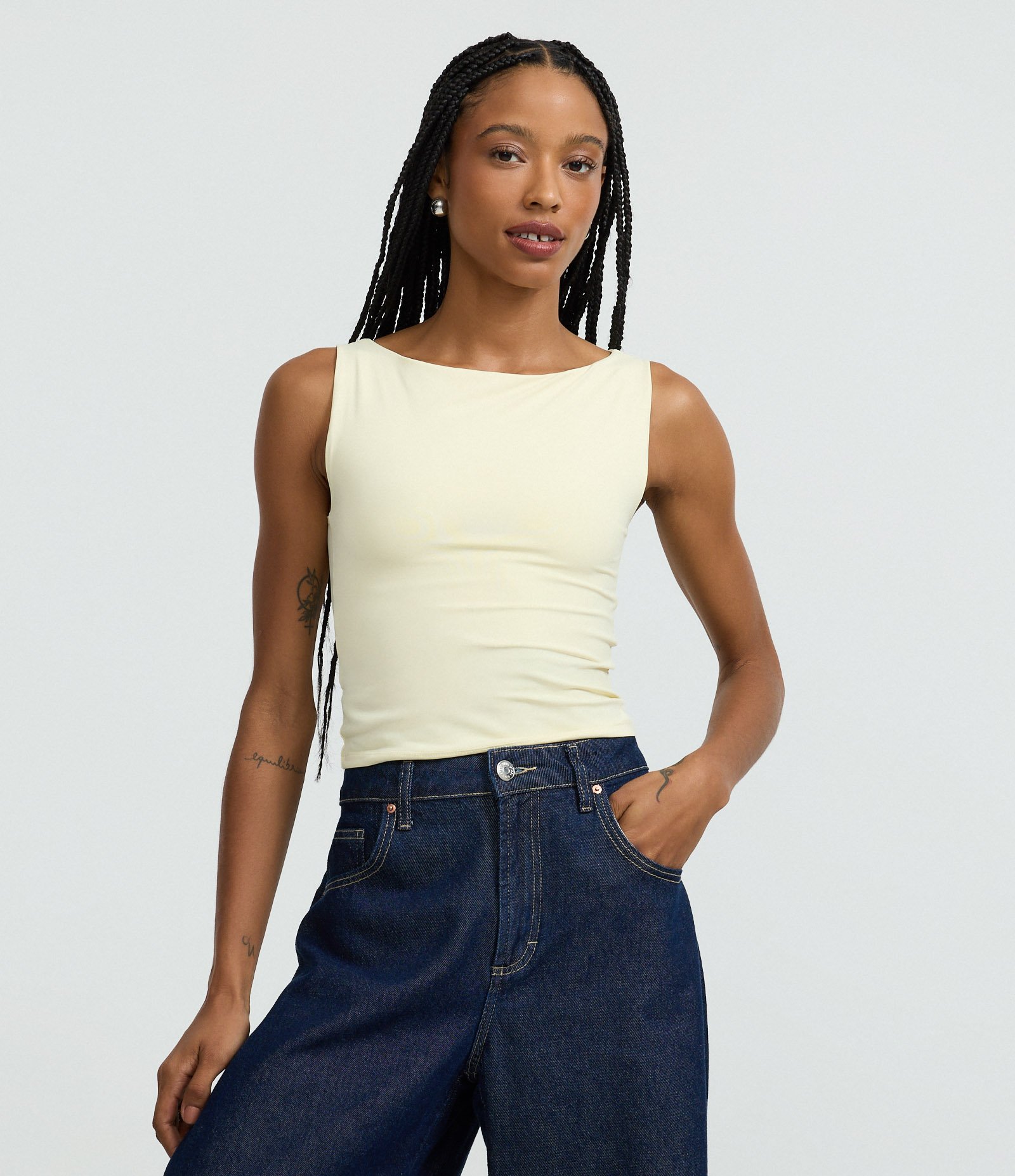 Blusa Sem Manga em Microfibra com Decote Canoa Amarelo 1