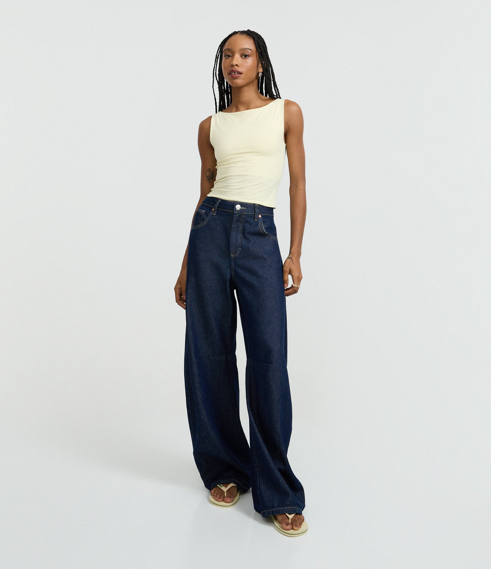 Blusa Sem Manga em Microfibra com Decote Canoa Amarelo 2