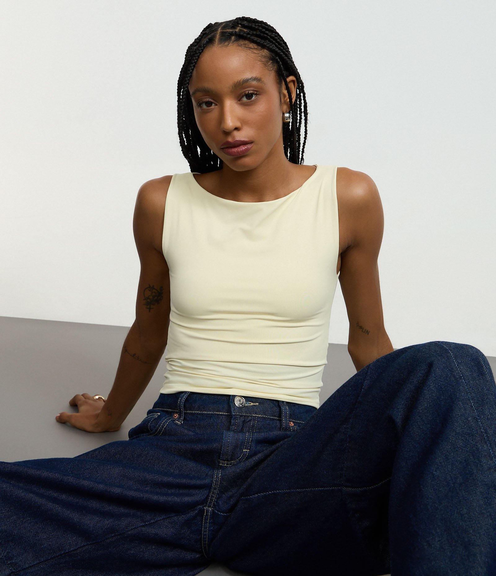 Blusa Sem Manga em Microfibra com Decote Canoa Amarelo 3