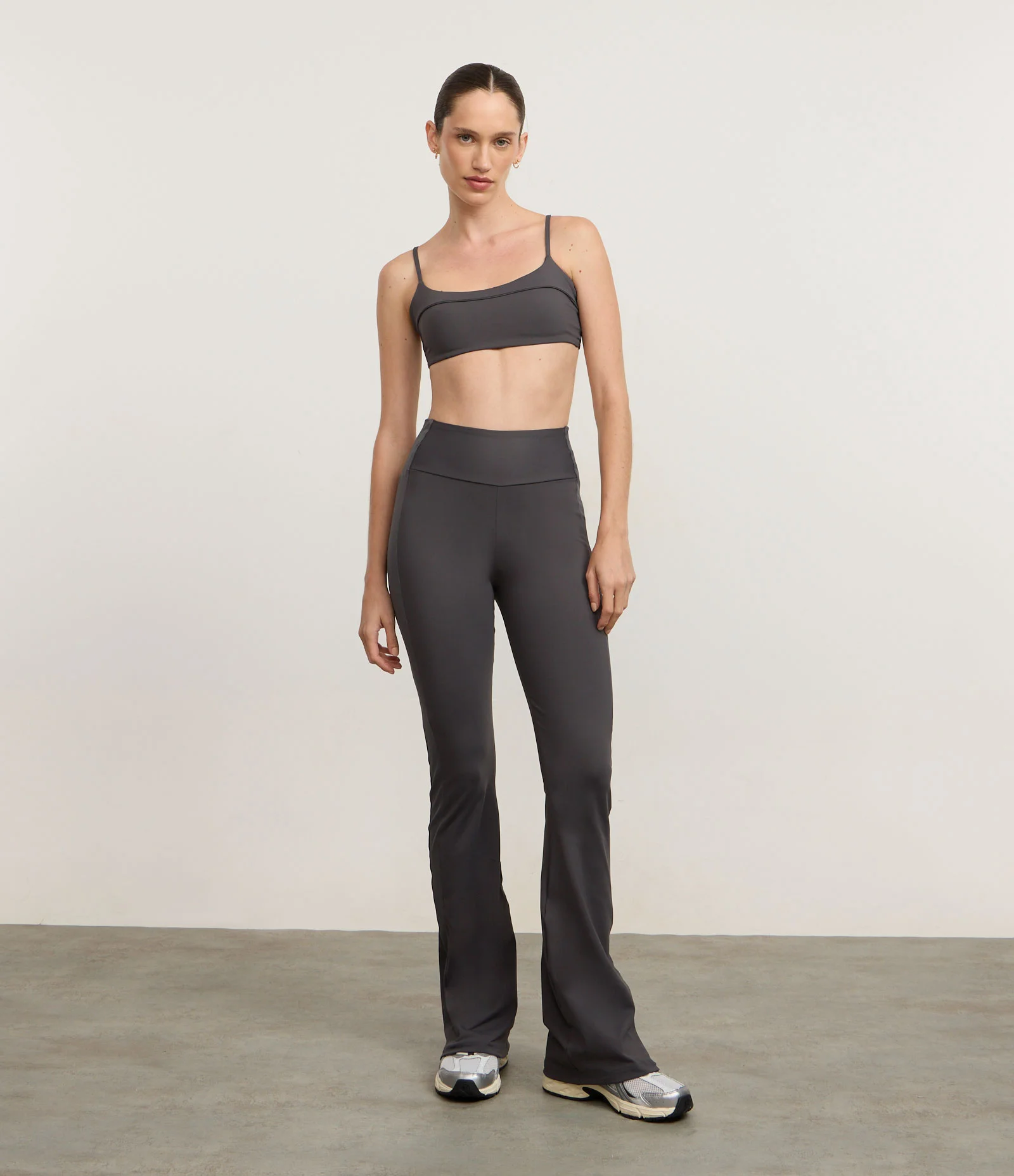 Calça Flare Esportiva com Cós Alto em Microfibra Cinza 1