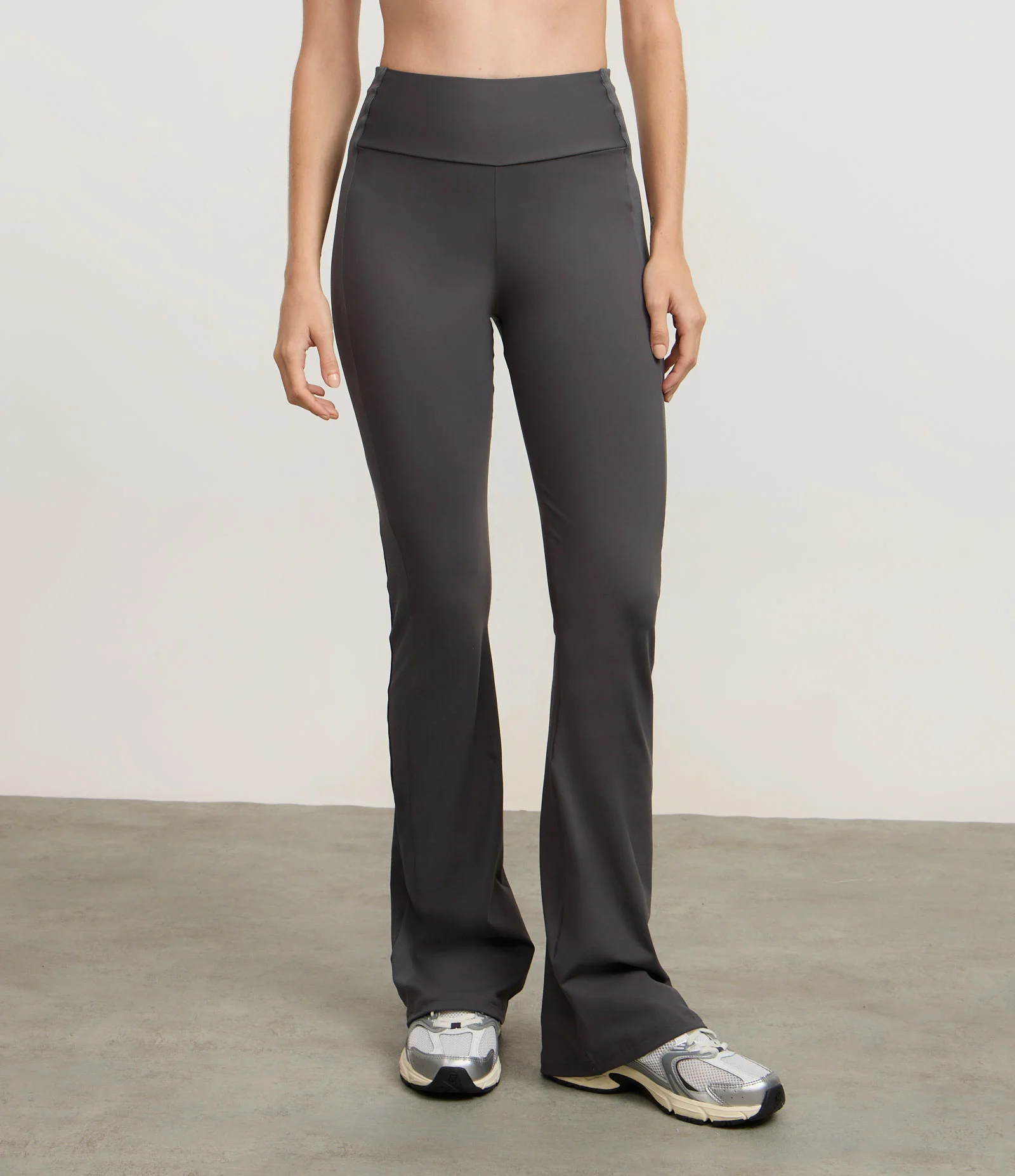 Calça Flare Esportiva com Cós Alto em Microfibra Cinza 2