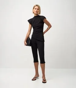 Calça Capri em Crepe com Pregas