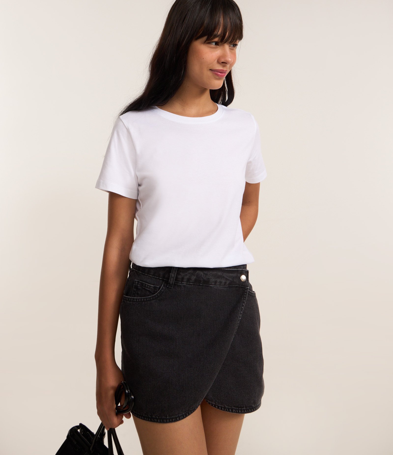 Saia Reta Curta em Jeans com com Transpasse Arredondado Preto 2