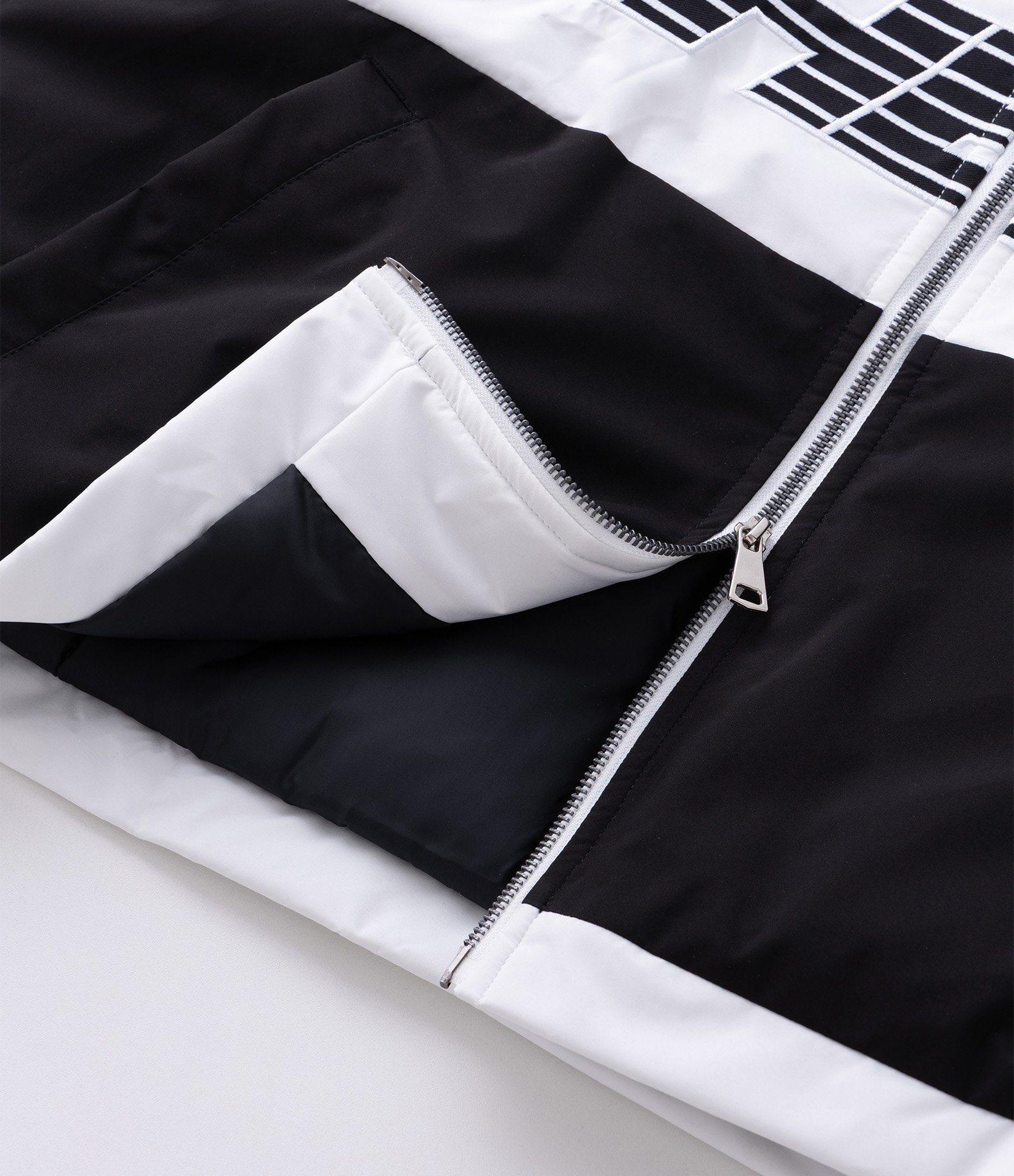 Jaqueta Bomber em Microfibra com Estampa Chevrolet Branco 9