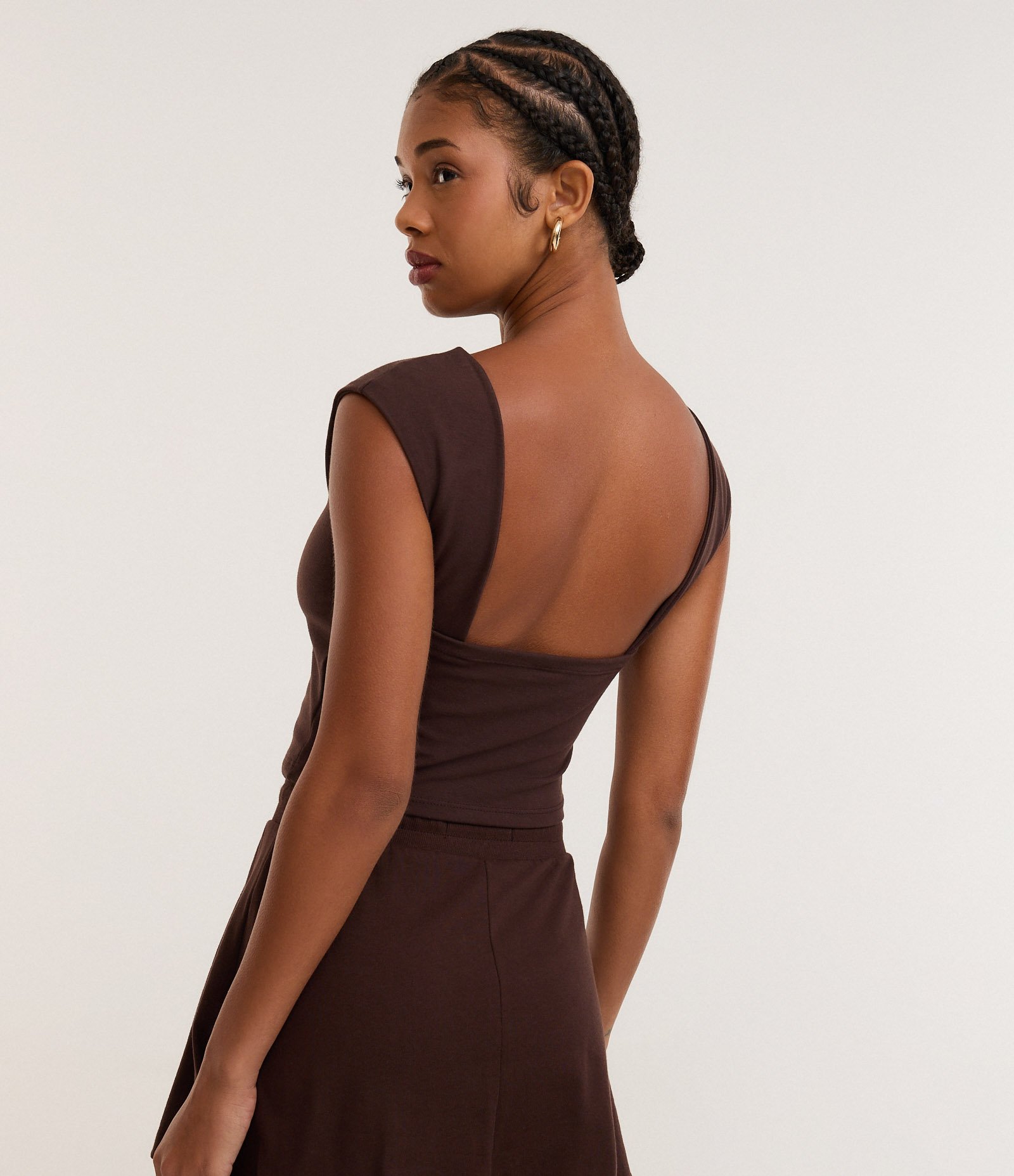 Blusa em Cotton com Decote Aberto nas Costas Marrom 3