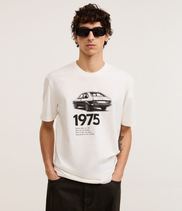 Camiseta Manga Curta Meia Malha com Estampa Lettering Carro 1975 