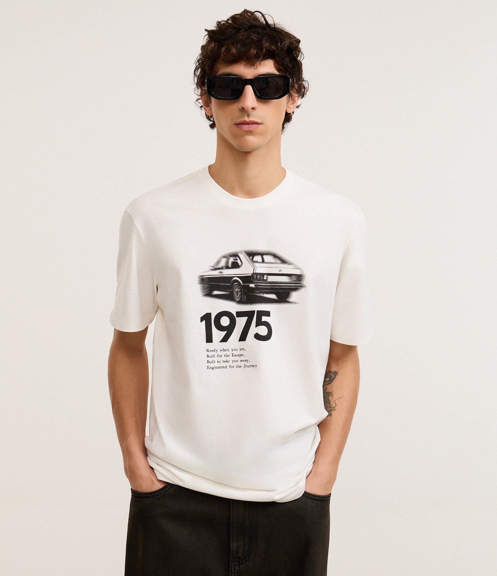 Camiseta Manga Curta Meia Malha com Estampa Lettering Carro 1975  Branco 1