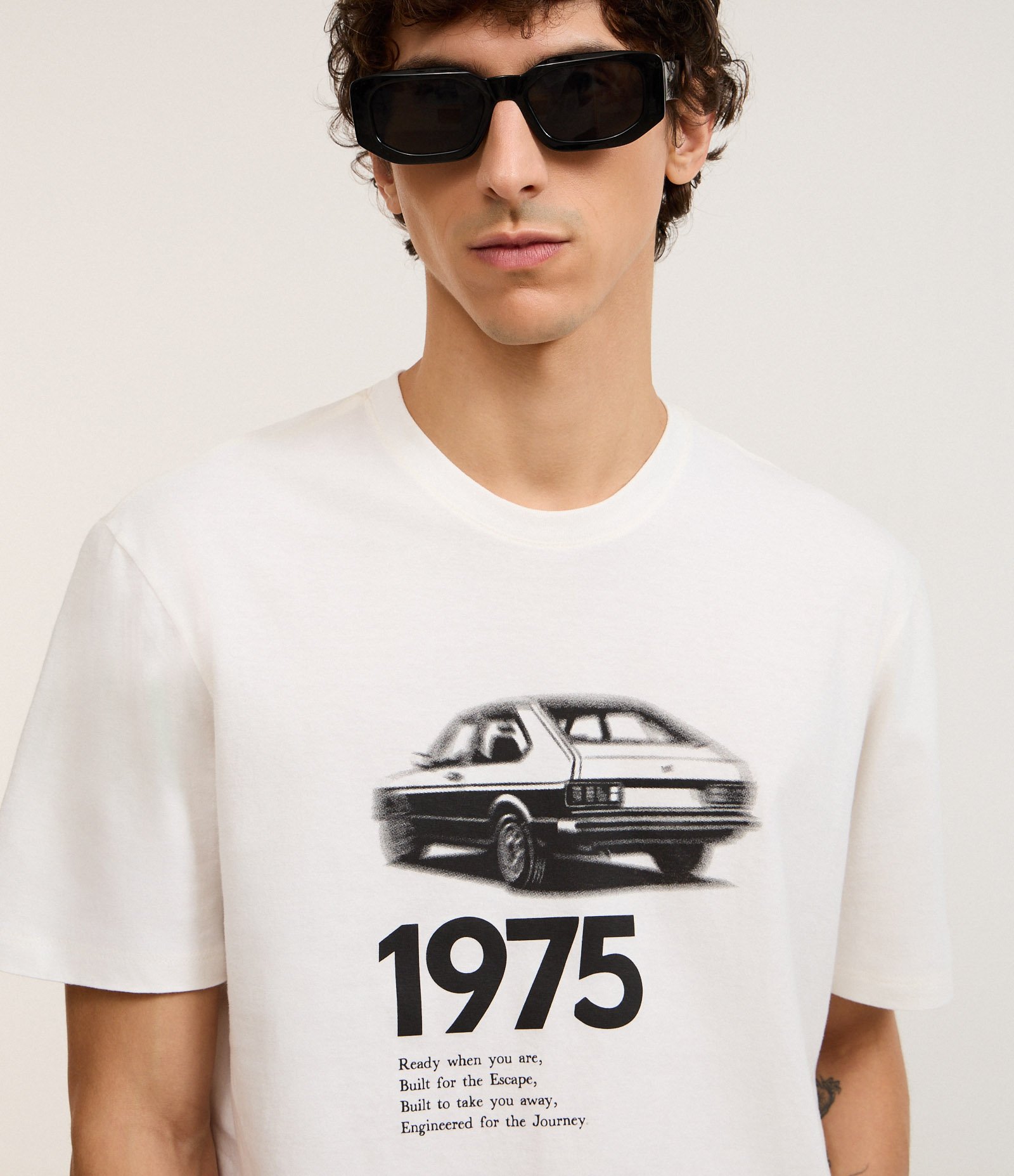 Camiseta Manga Curta Meia Malha com Estampa Lettering Carro 1975  Branco 3