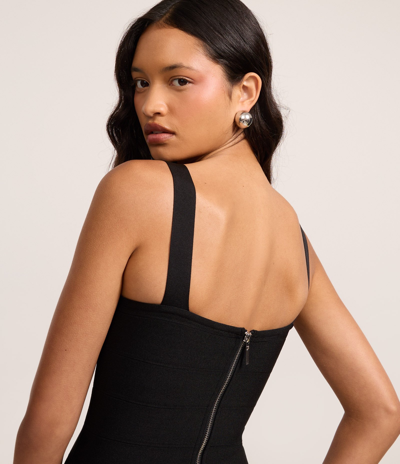 Vestido Curto em Bandagem com Decote Coração e Bojo Preto 3