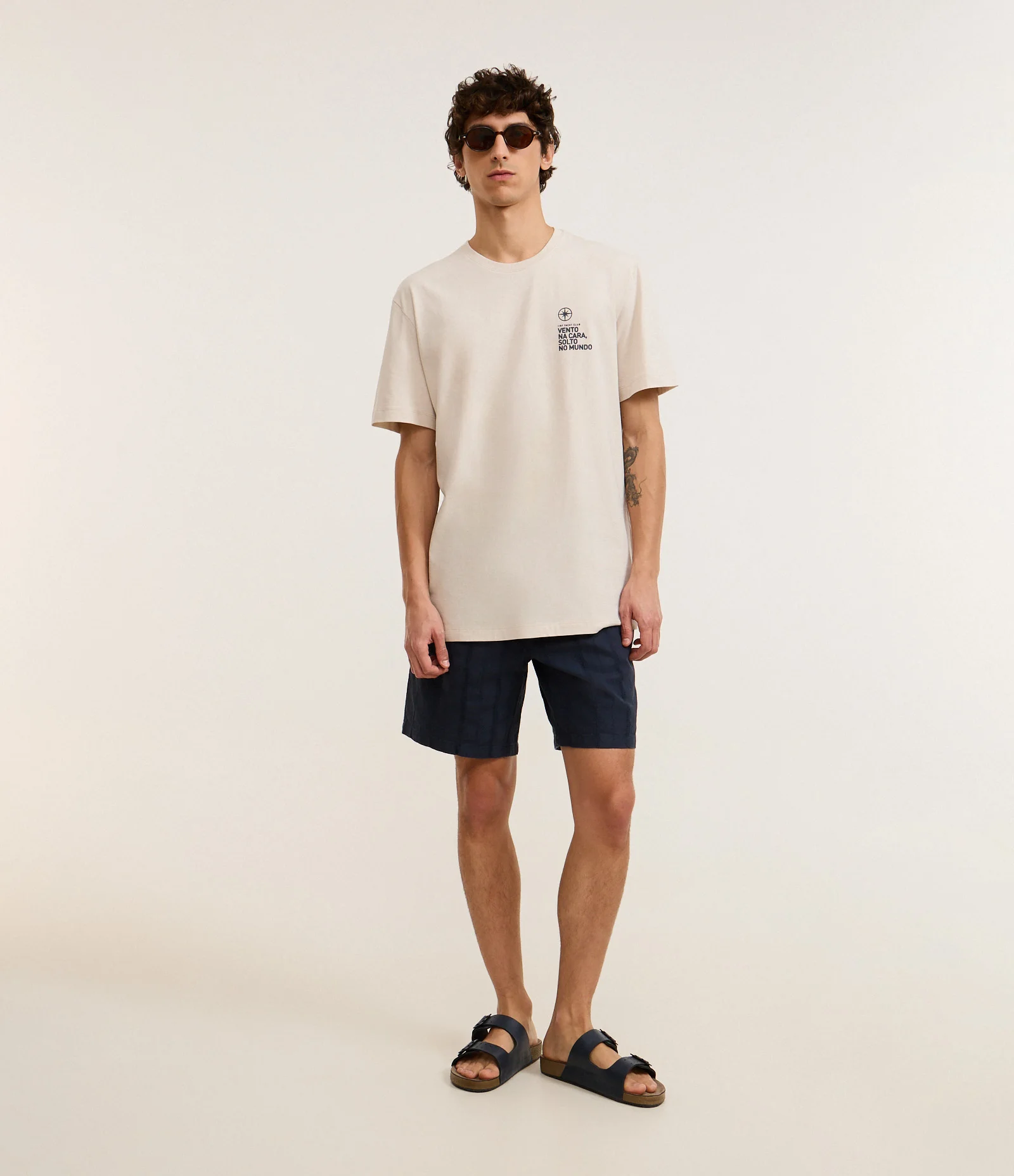 Camiseta Comfort em Algodão com Estampa Lettering na Frente Cinza Claro 2