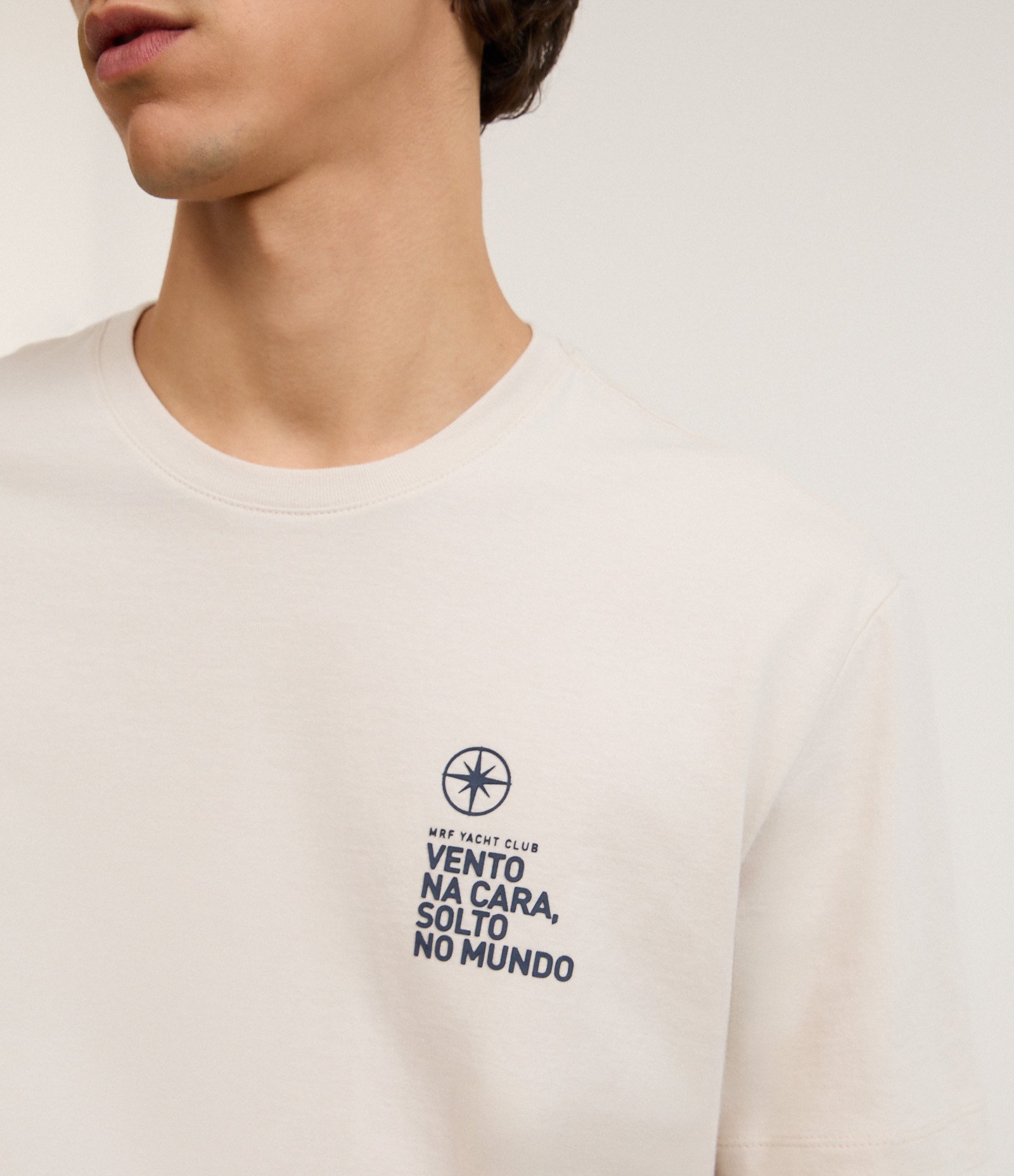 Camiseta Comfort em Algodão com Estampa Lettering na Frente Cinza Claro 3