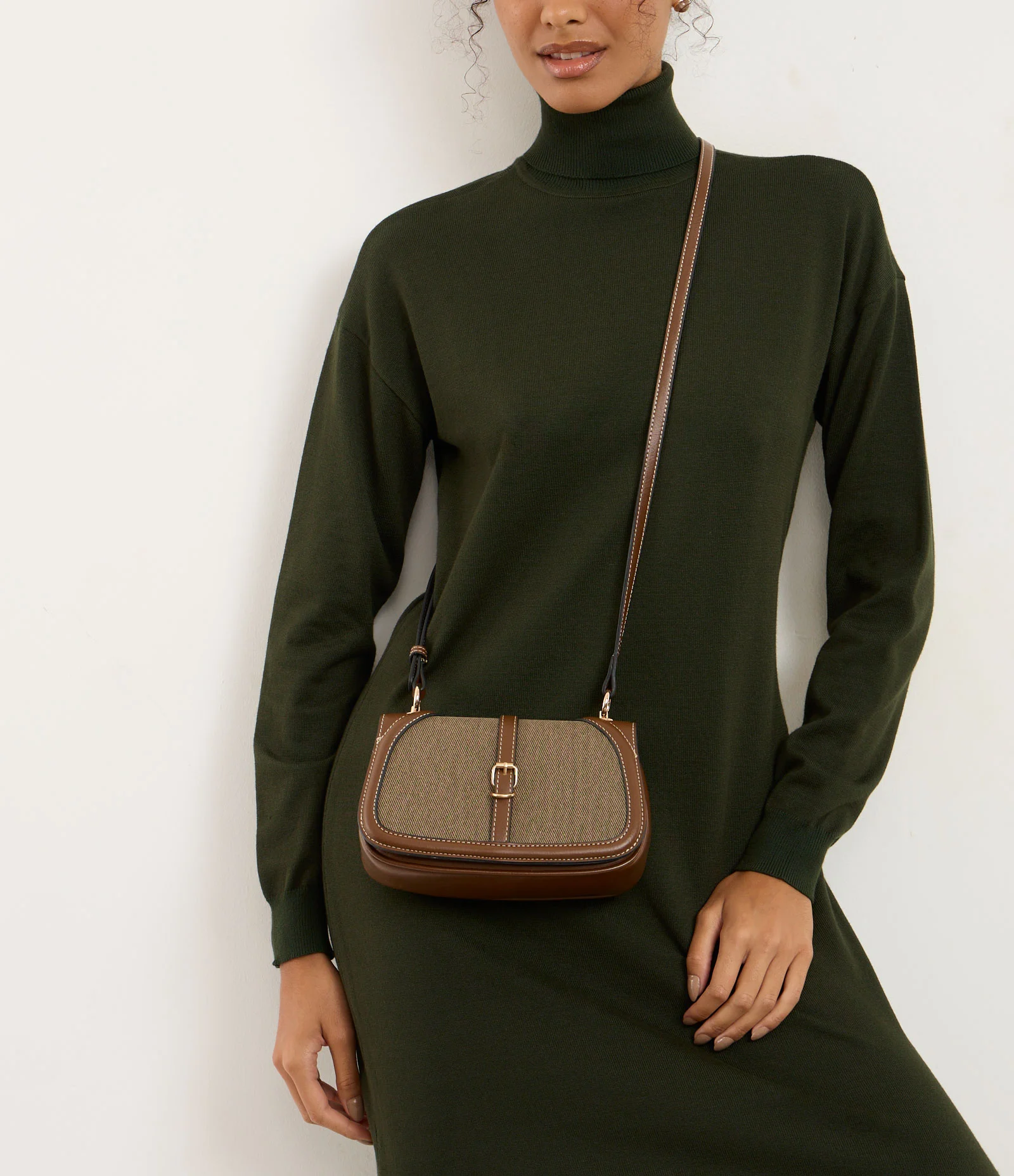 Bolsa Transversal Estruturada em PU Com Alça Longa Marrom 1