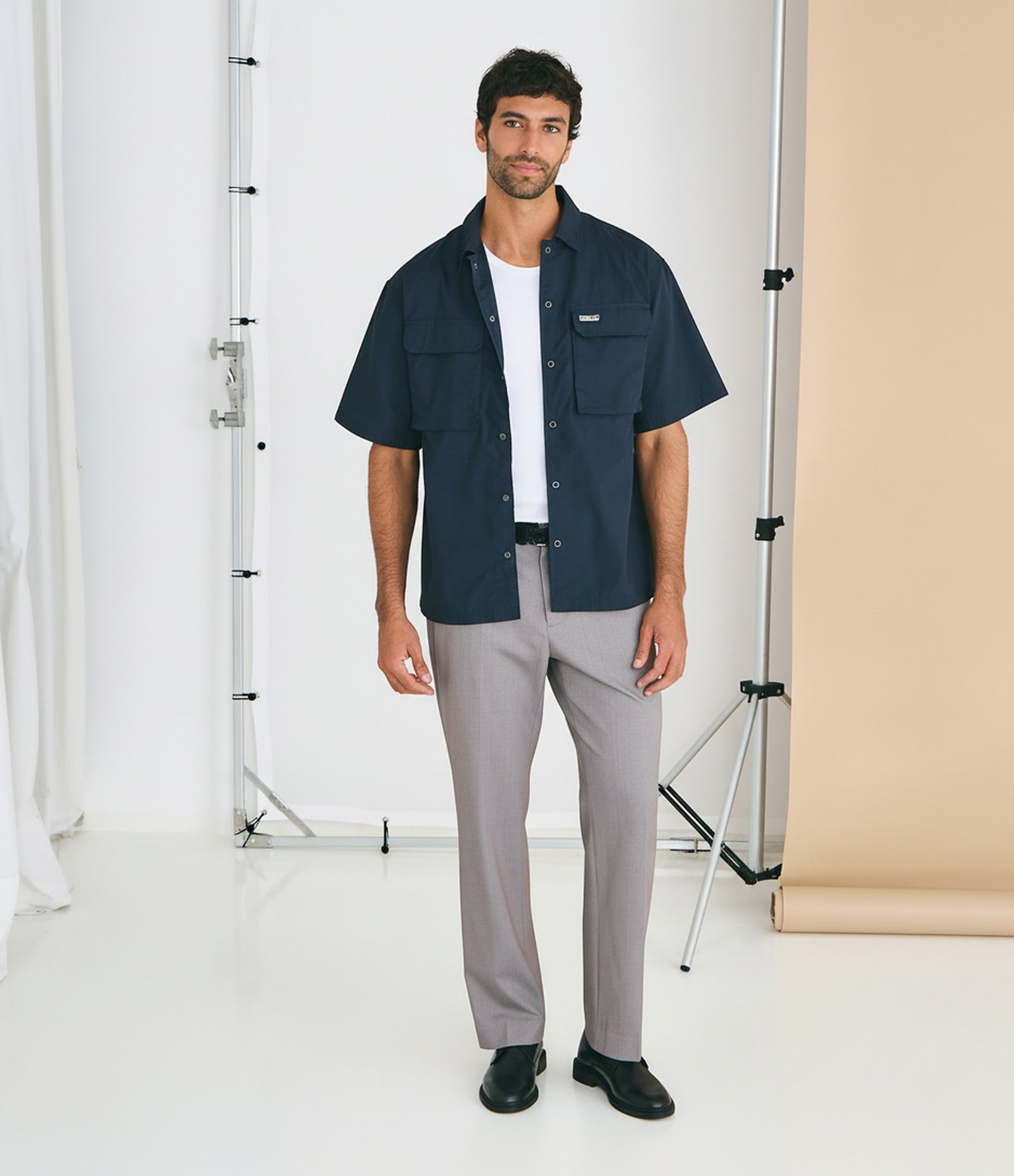 Calça Slim Comfort Alfaiatada e com Padronagem Espinha de Peixe Cinza 1