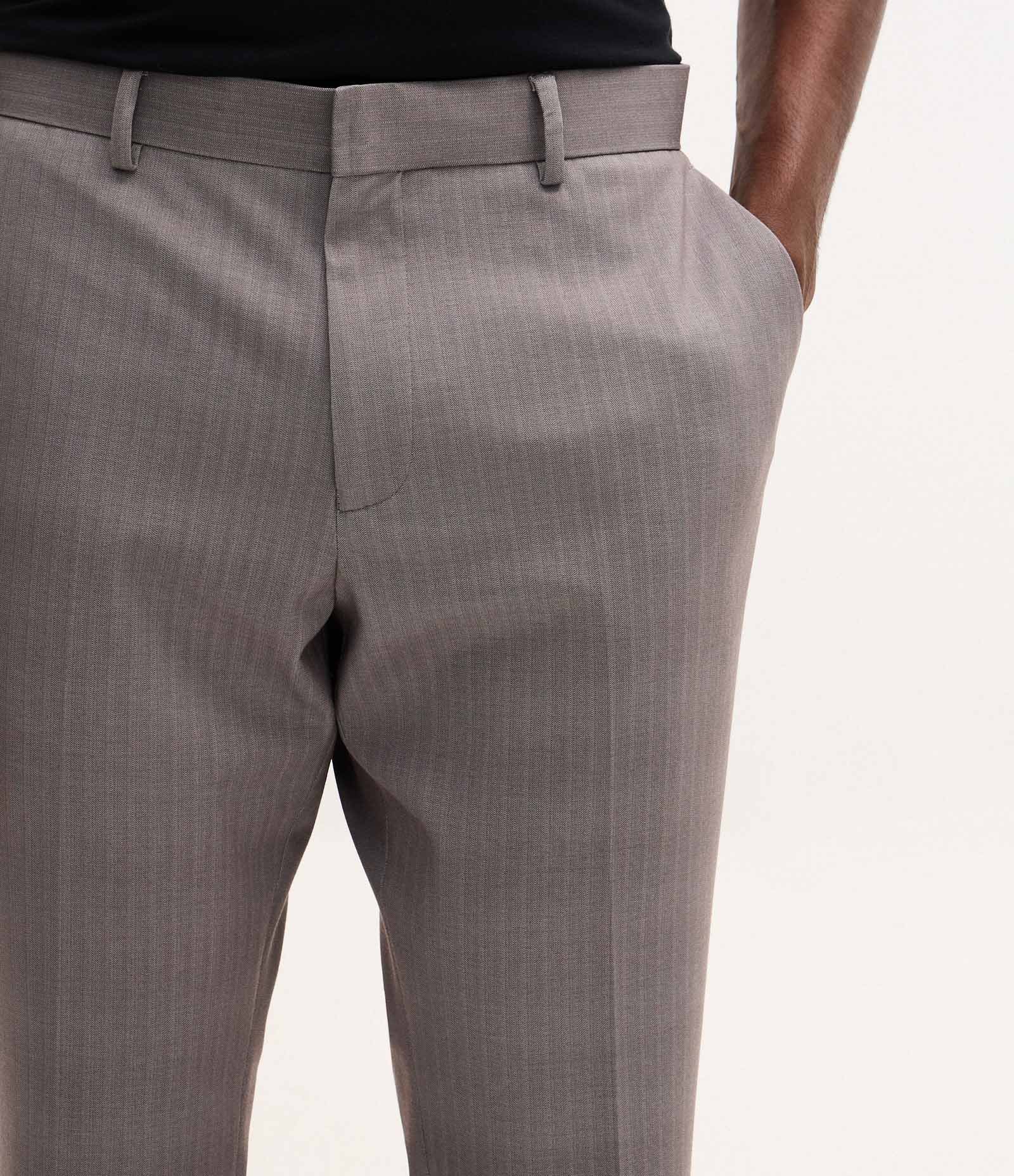 Calça Slim Comfort Alfaiatada e com Padronagem Espinha de Peixe Cinza 4