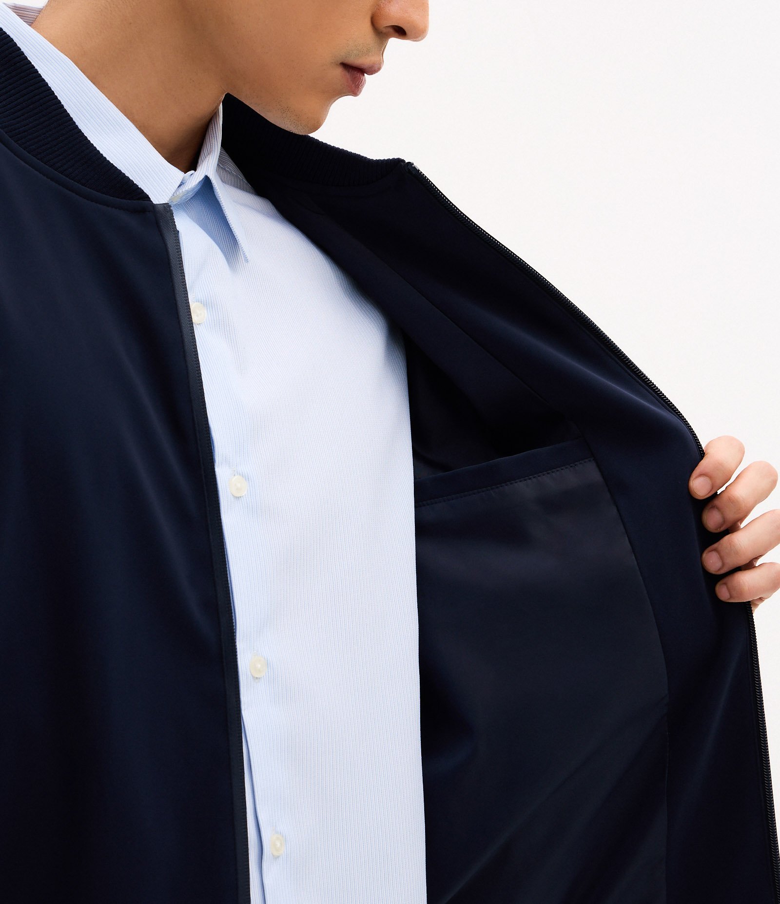 Jaqueta Bomber com Bolso Interno e Textura Emborrachada Azul Escuro 3