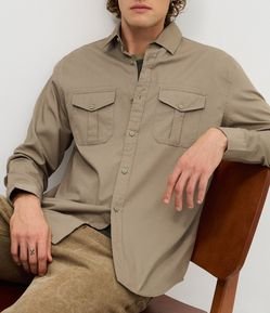 Camisa Manga Longa em Sarja com Bolsos Frontais