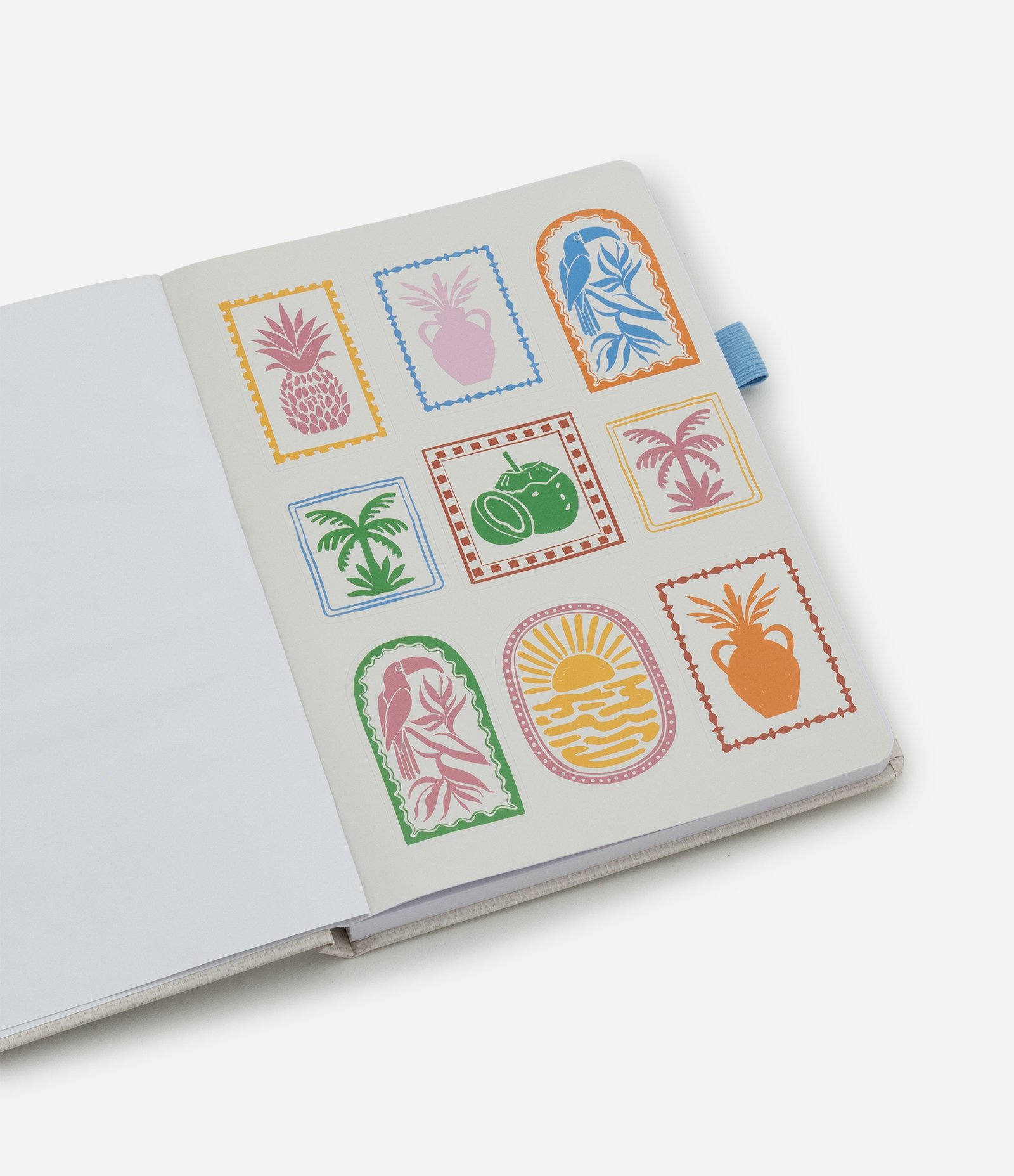 Caderno com Estampa de Arara Texturizada Multicores 3