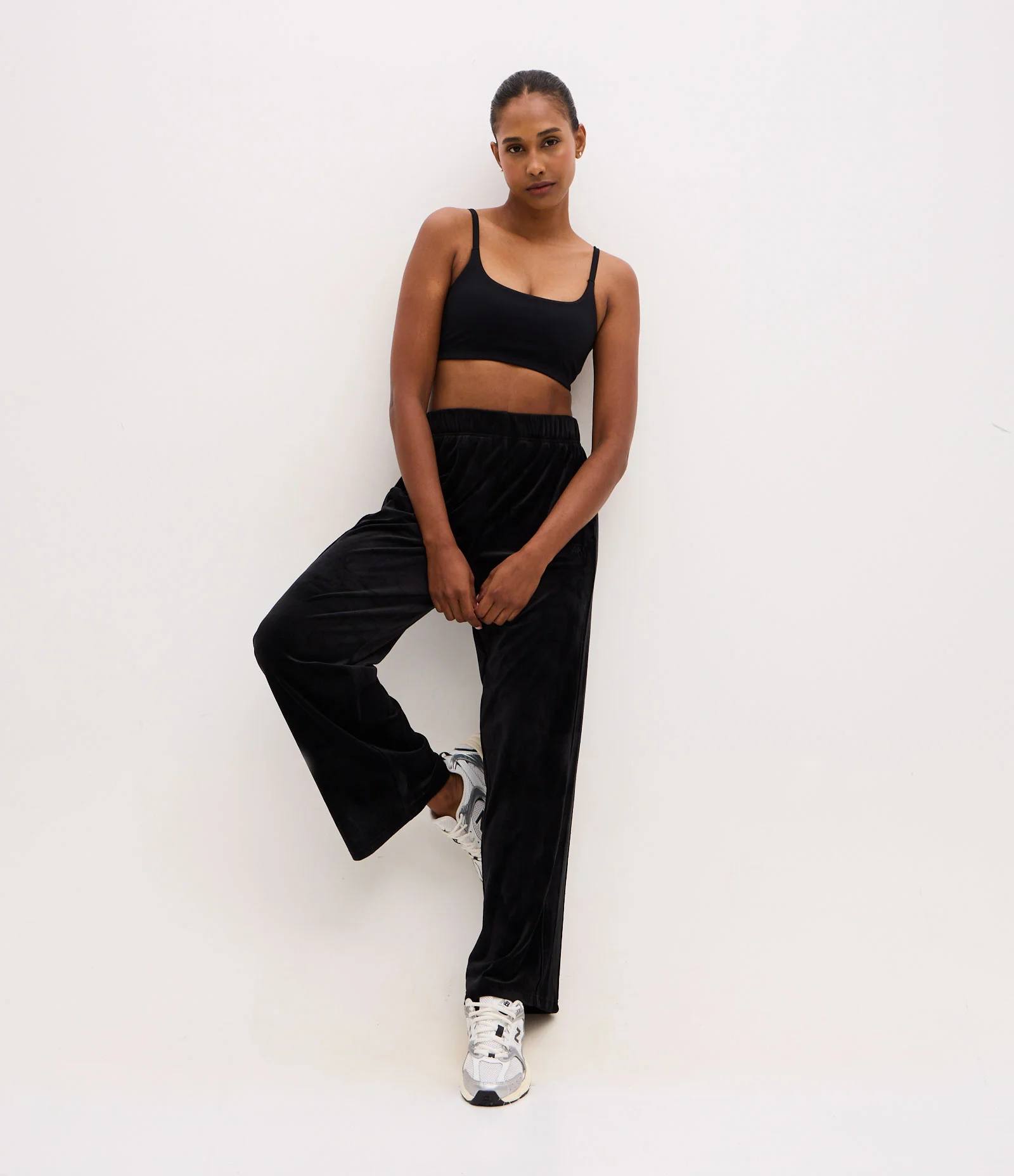 Calça Reta em Plush com Cós Elástico Preto 1