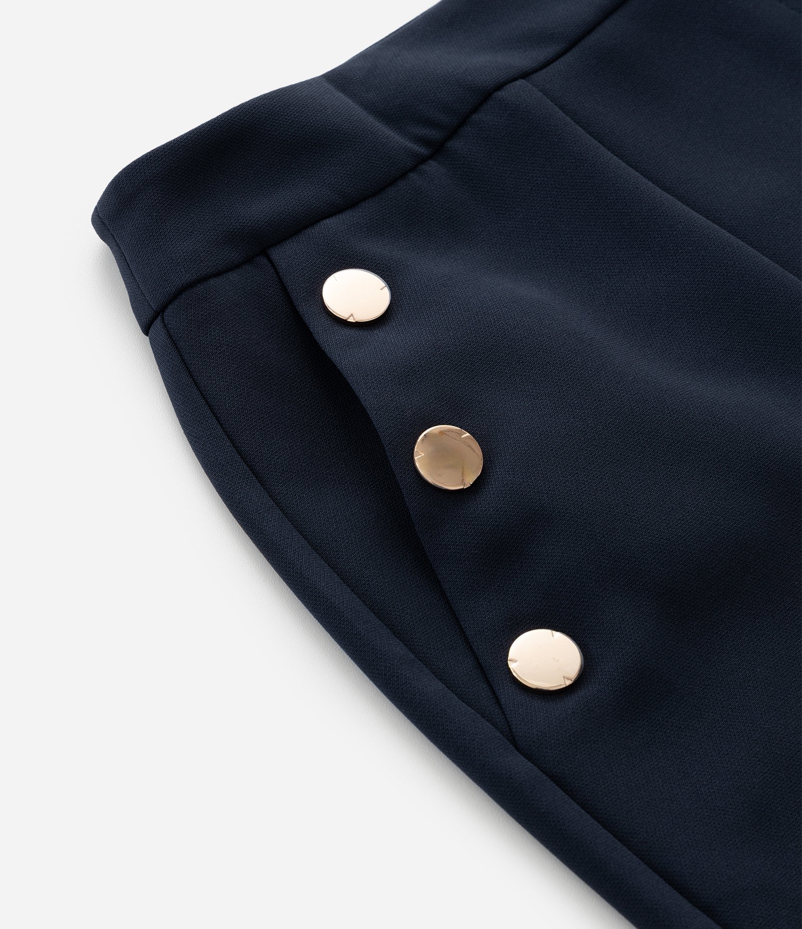 Bermuda em Crepe com Detalhe de Botões nos Bolsos Curve & Plus Size Azul Escuro 4