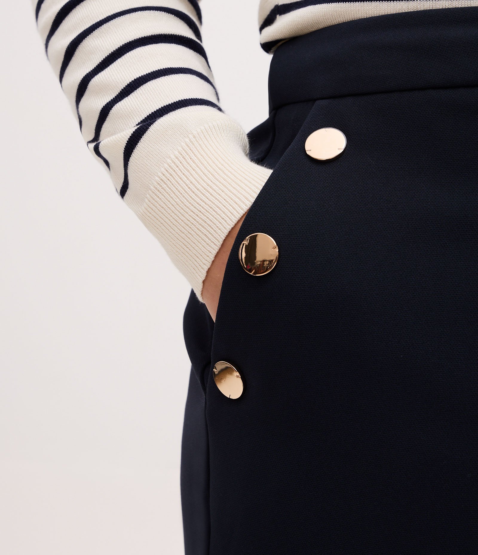 Bermuda em Crepe com Detalhe de Botões nos Bolsos Curve & Plus Size Azul Escuro 1