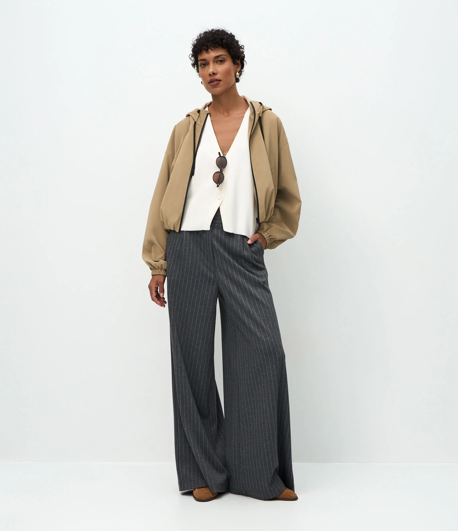 Jaqueta Corta Vento Balonê com Capuz e Zíper Bege 2