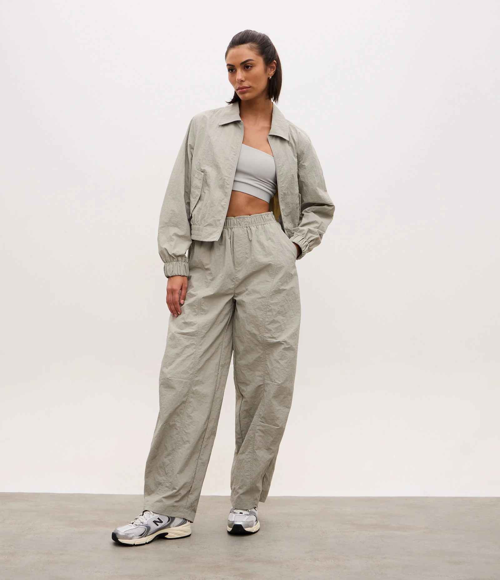 Calça Balloon Esportiva em Poliamida com Recortes e Bolsos Cinza 1