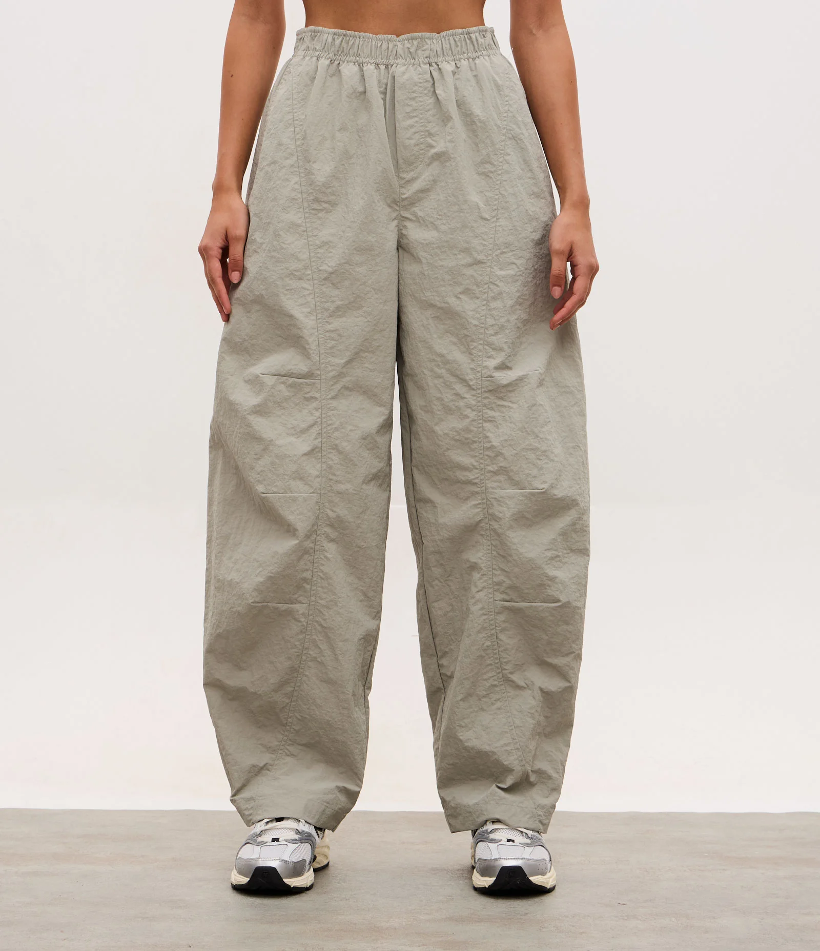 Calça Balloon Esportiva em Poliamida com Recortes e Bolsos Cinza 2