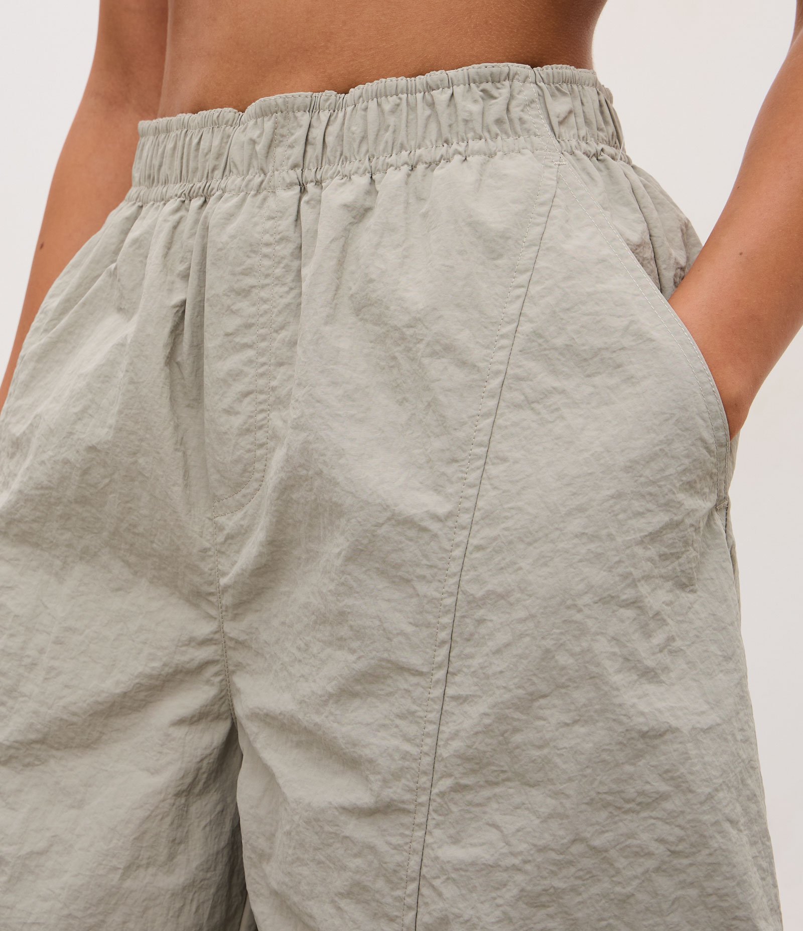 Calça Balloon Esportiva em Poliamida com Recortes e Bolsos Cinza 3